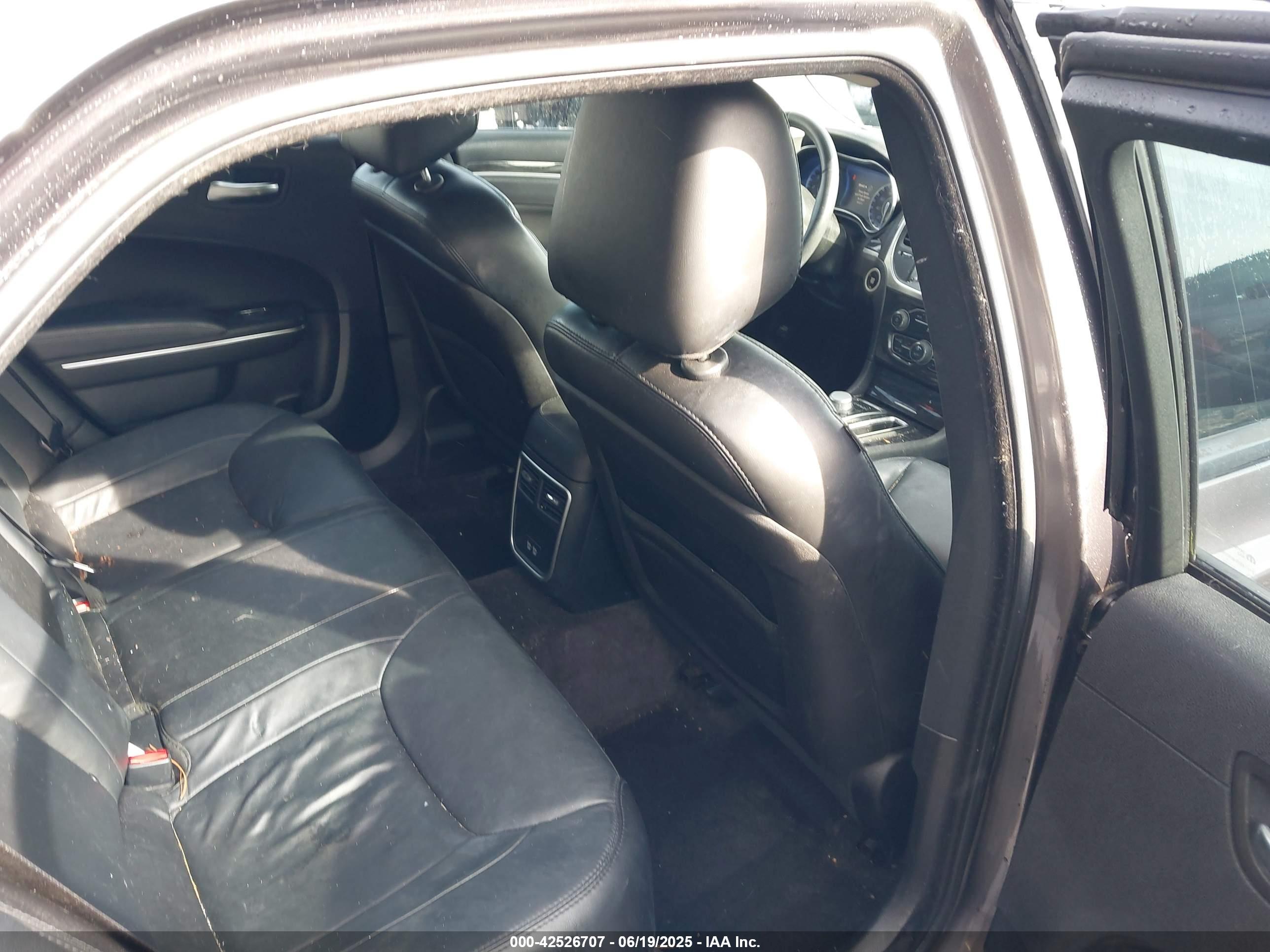 CHRYSLER 300 image 8