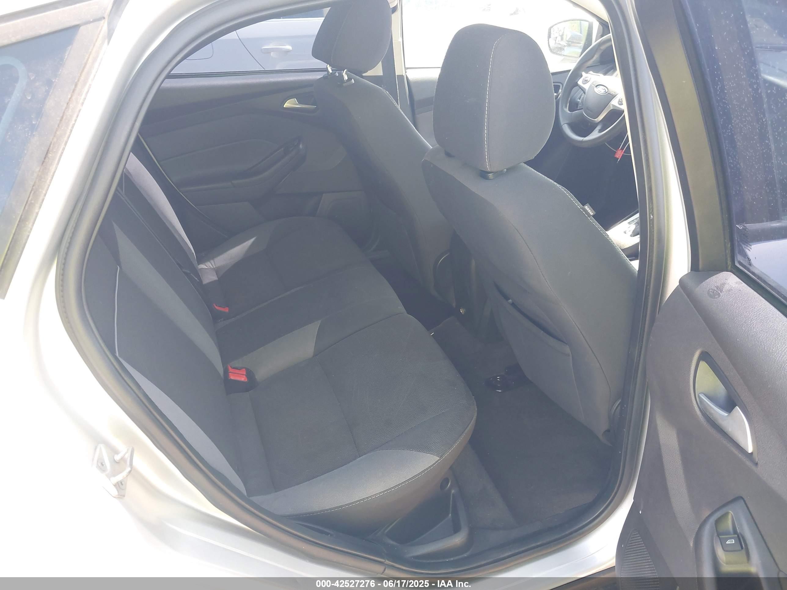 FORD FOCUS image 8