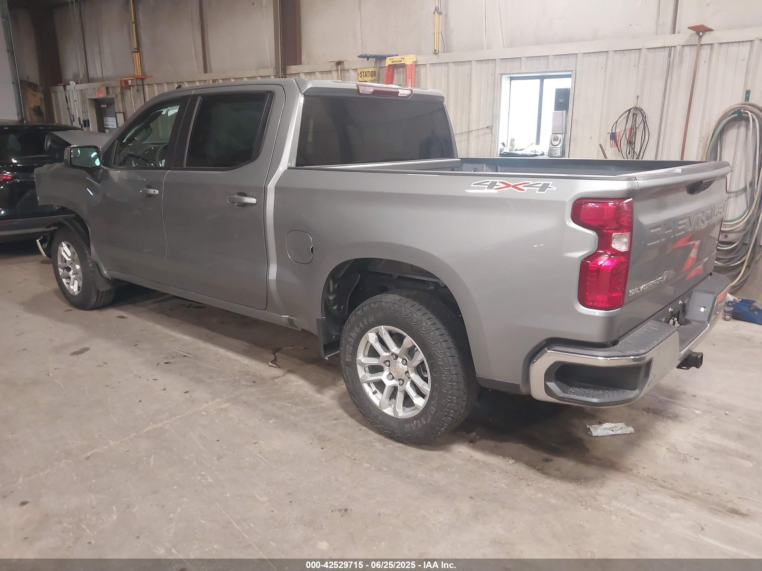 CHEVROLET SILVERADO image 3