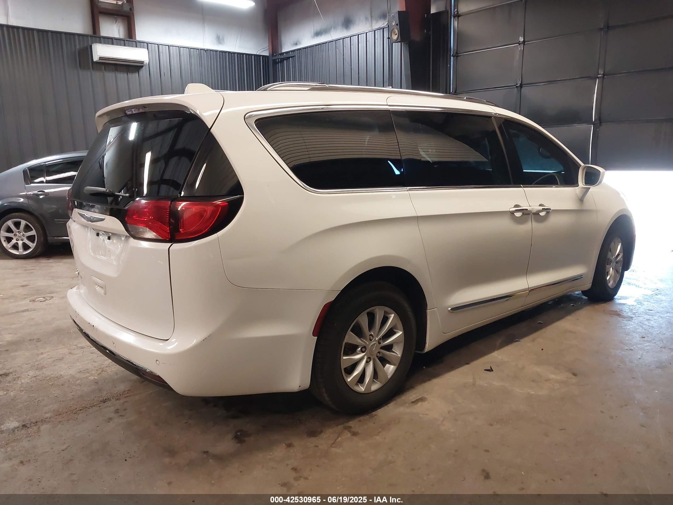 CHRYSLER PACIFICA image 4