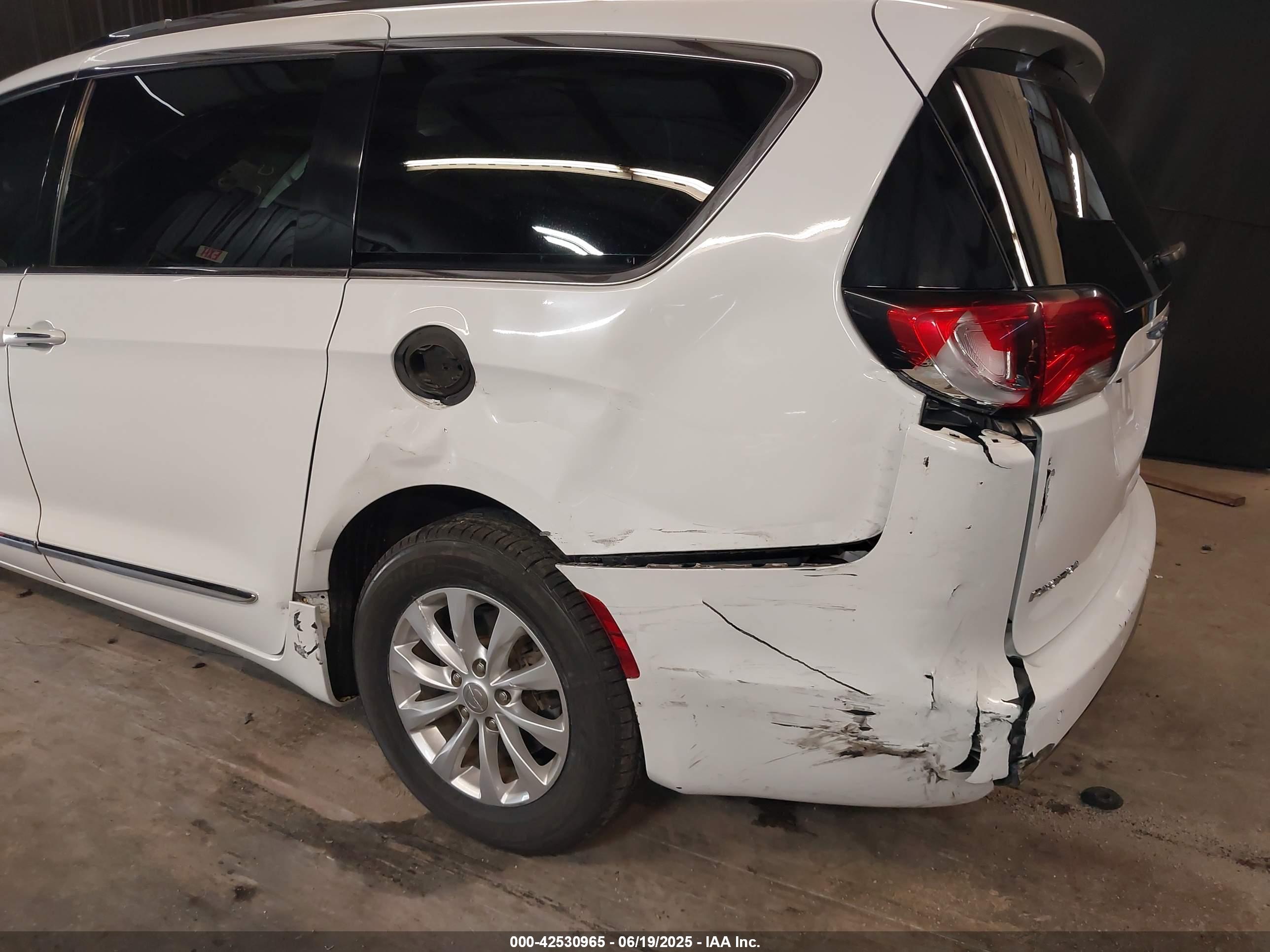 CHRYSLER PACIFICA image 6