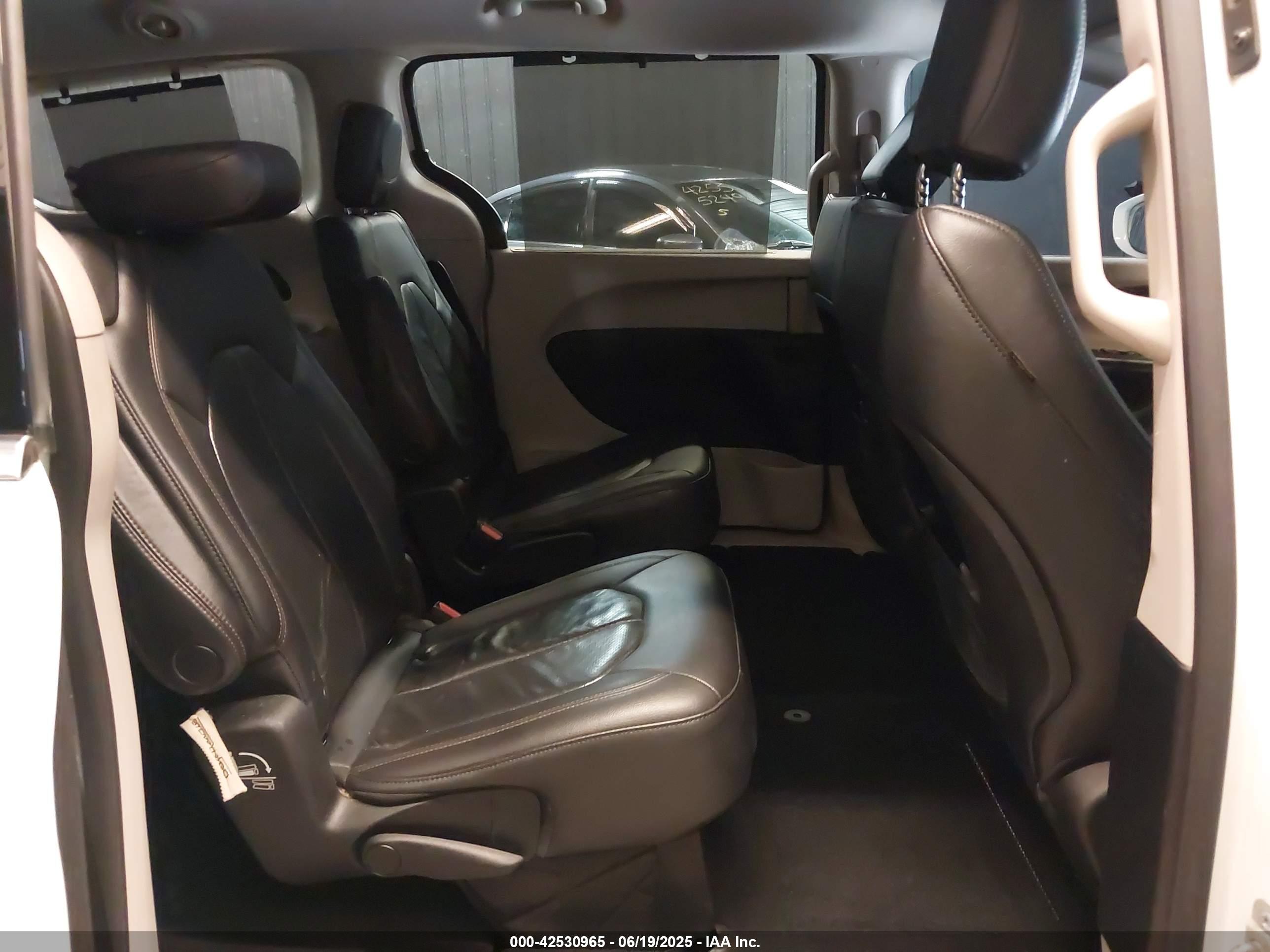 CHRYSLER PACIFICA image 8