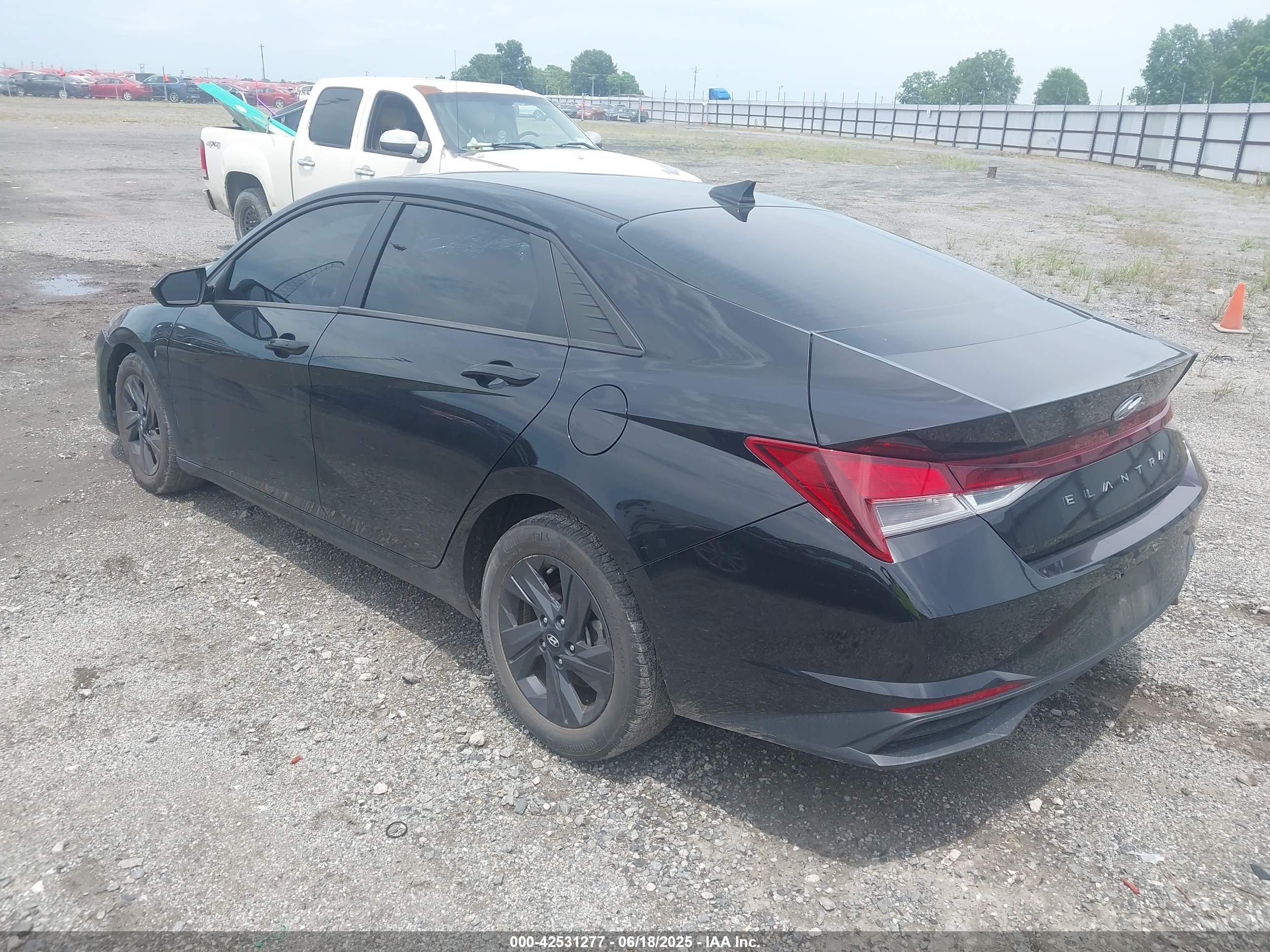 HYUNDAI ELANTRA image 3