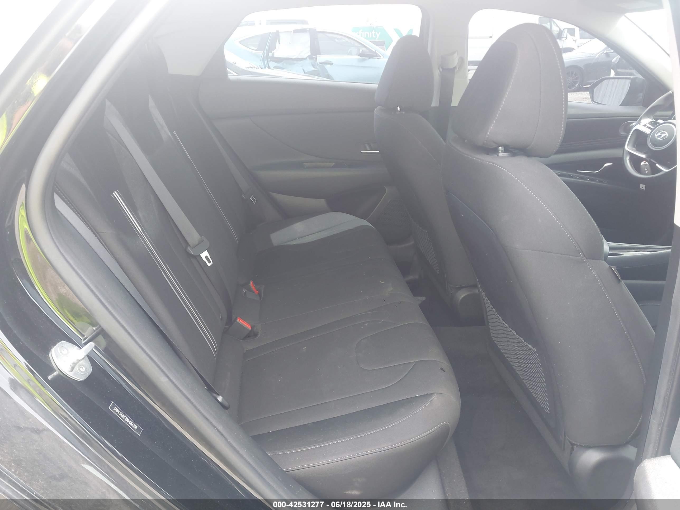 HYUNDAI ELANTRA image 8