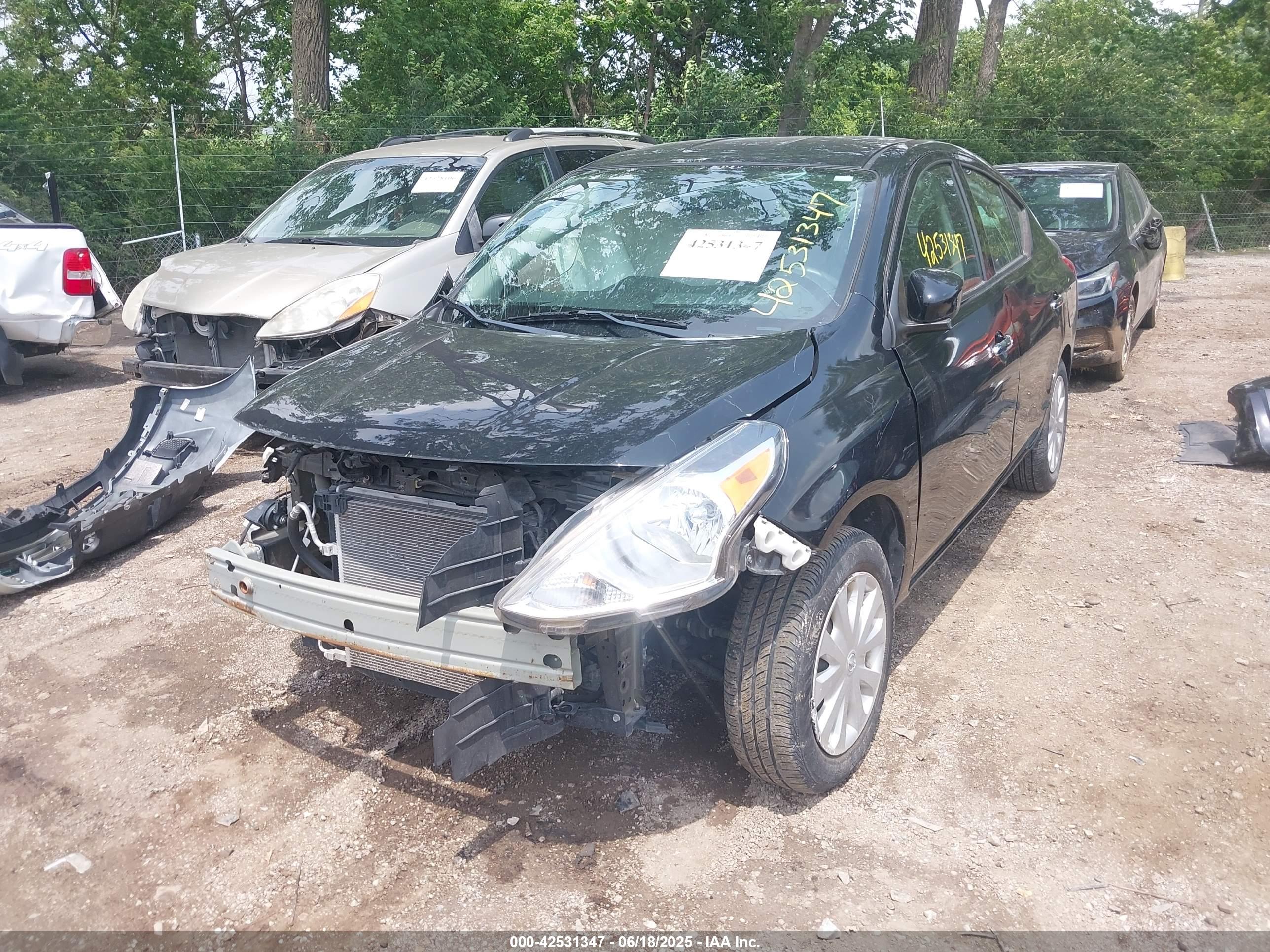 NISSAN VERSA image 2