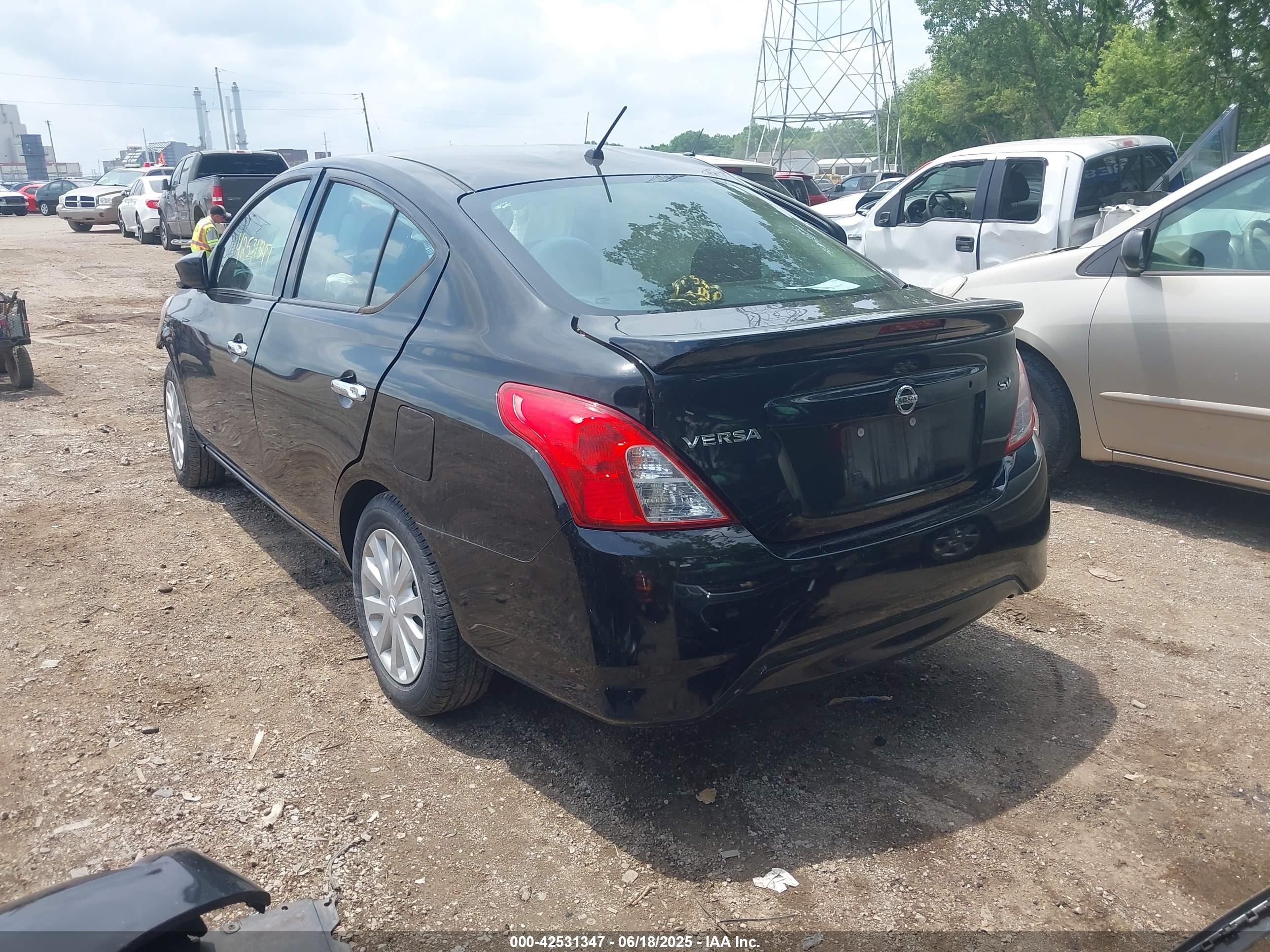NISSAN VERSA image 3