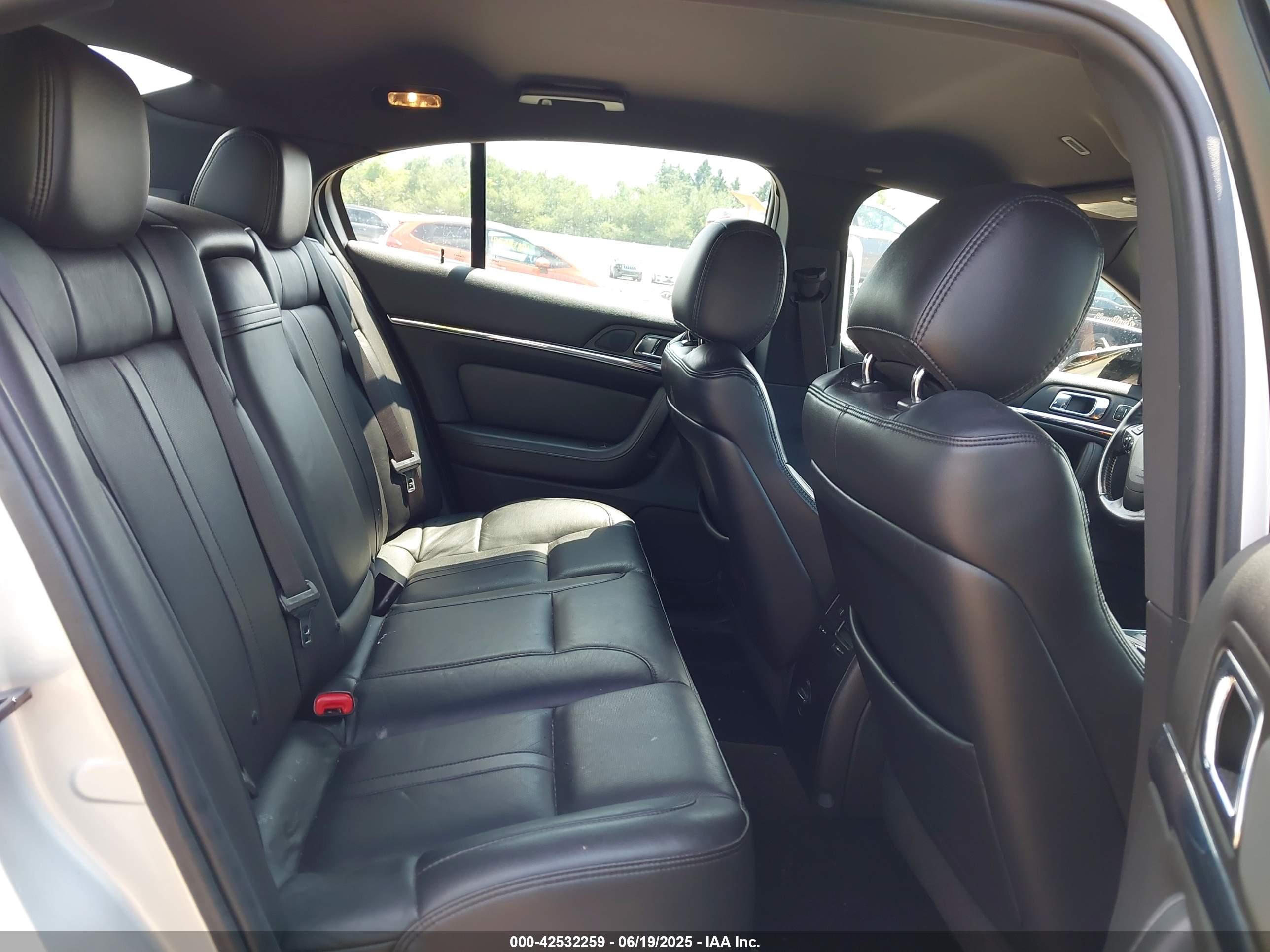 LINCOLN MKS image 8