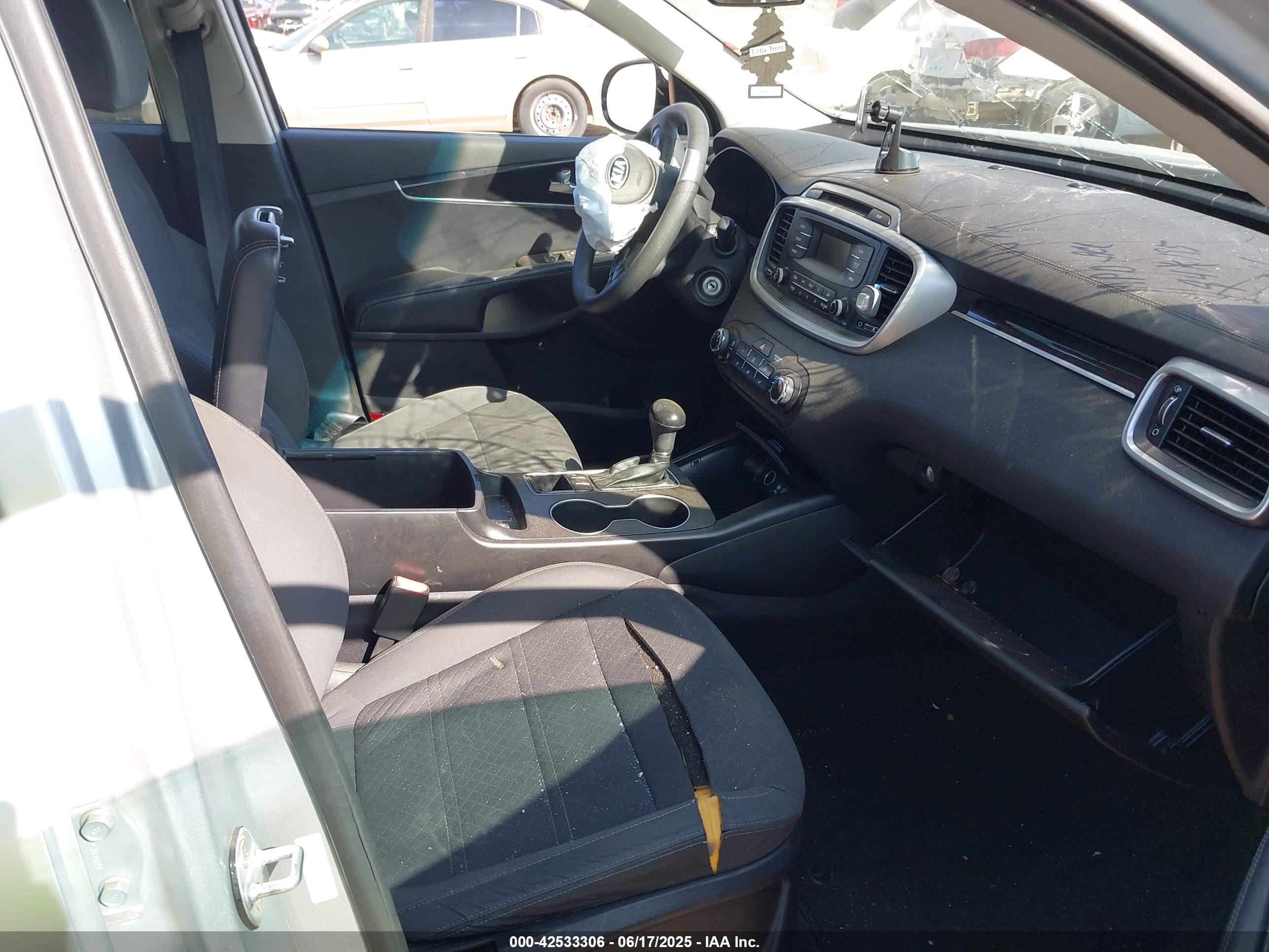 KIA SORENTO image 5