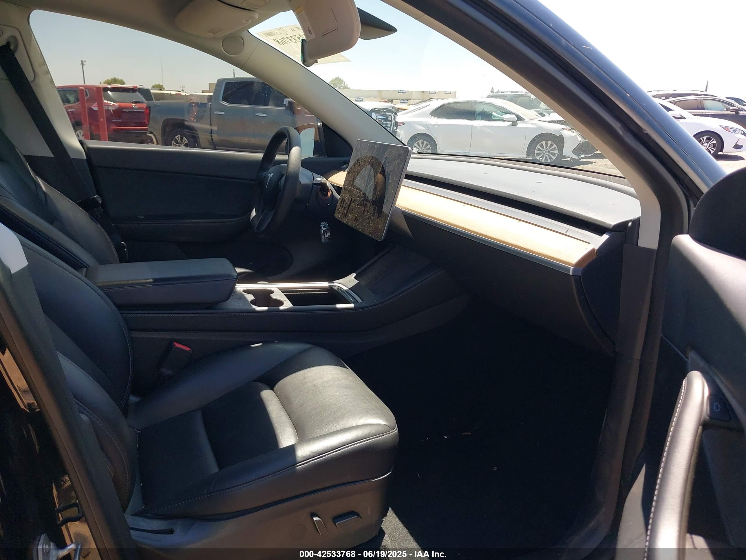 TESLA MODEL image 5