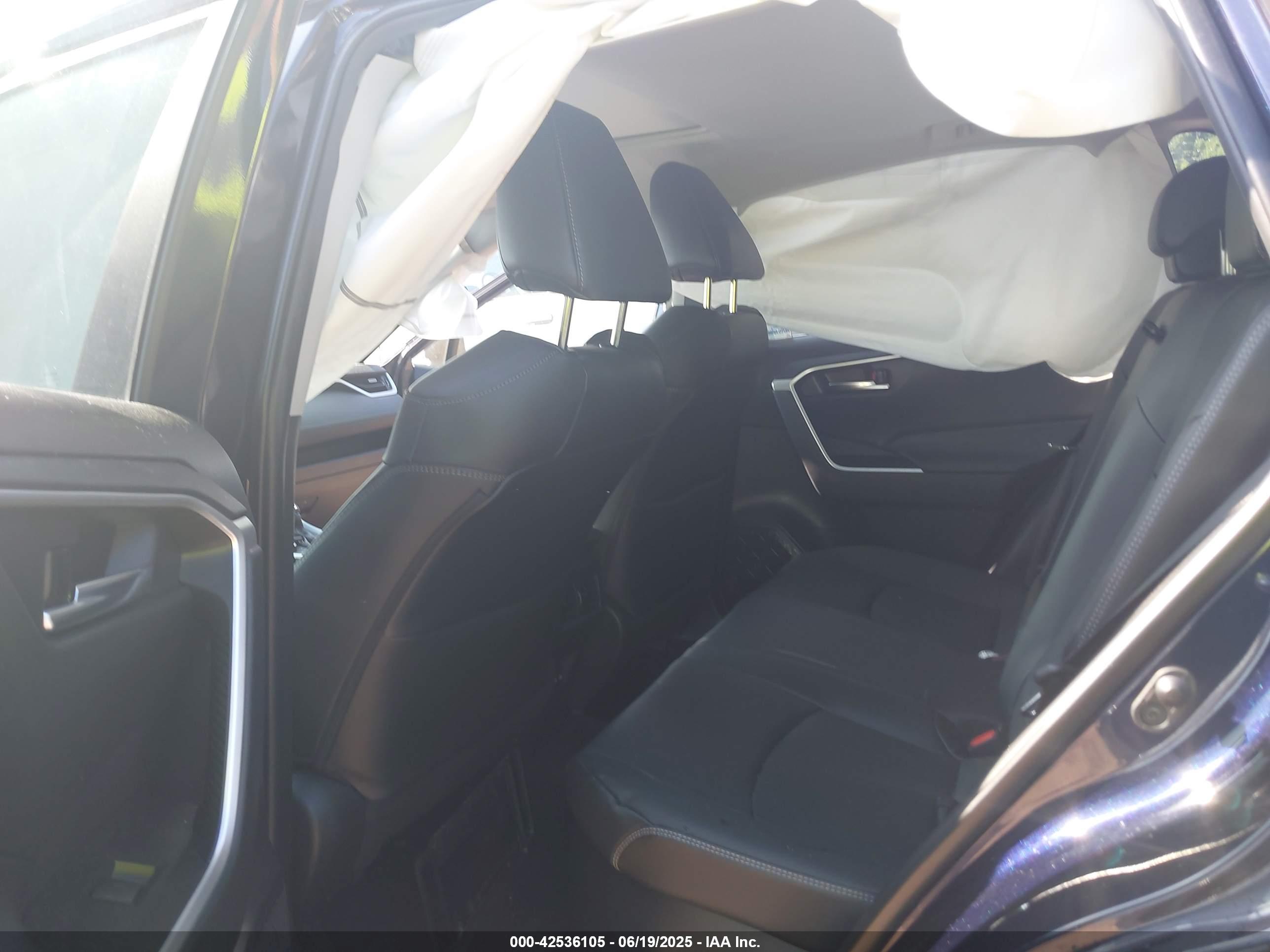 TOYOTA RAV4 image 8