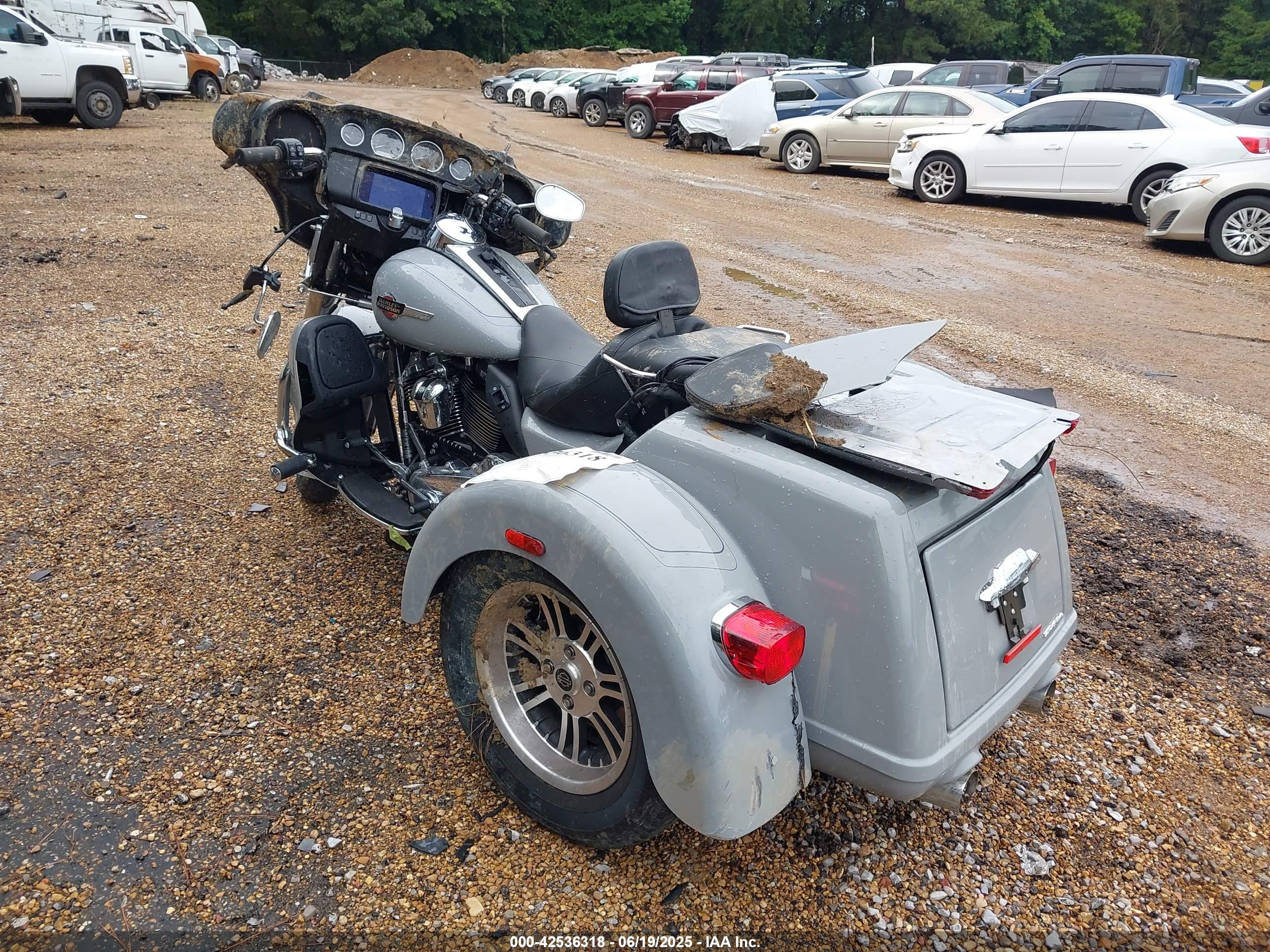 HARLEY-DAVIDSON FLHTCUTG image 3