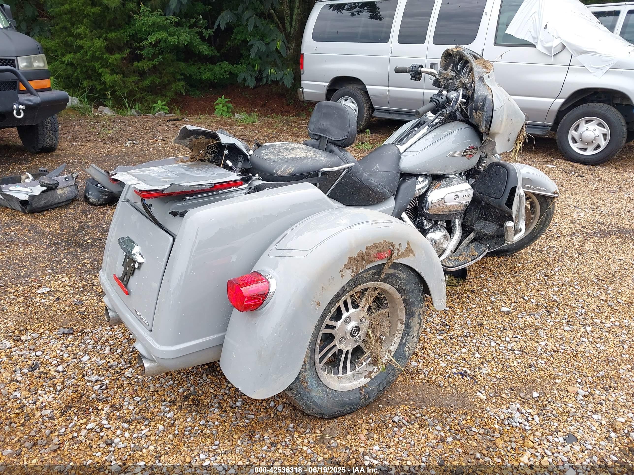 HARLEY-DAVIDSON FLHTCUTG image 4