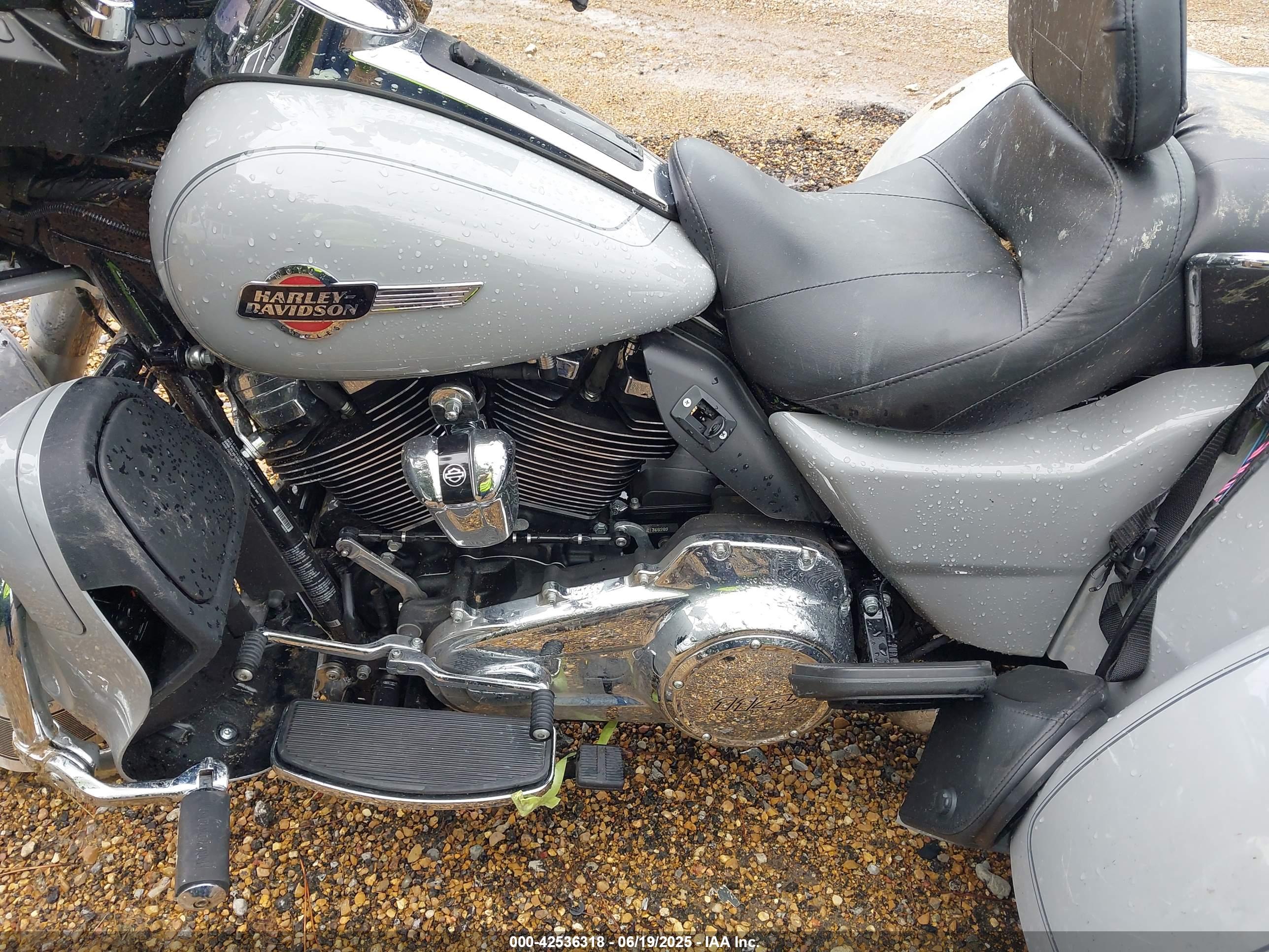 HARLEY-DAVIDSON FLHTCUTG image 9