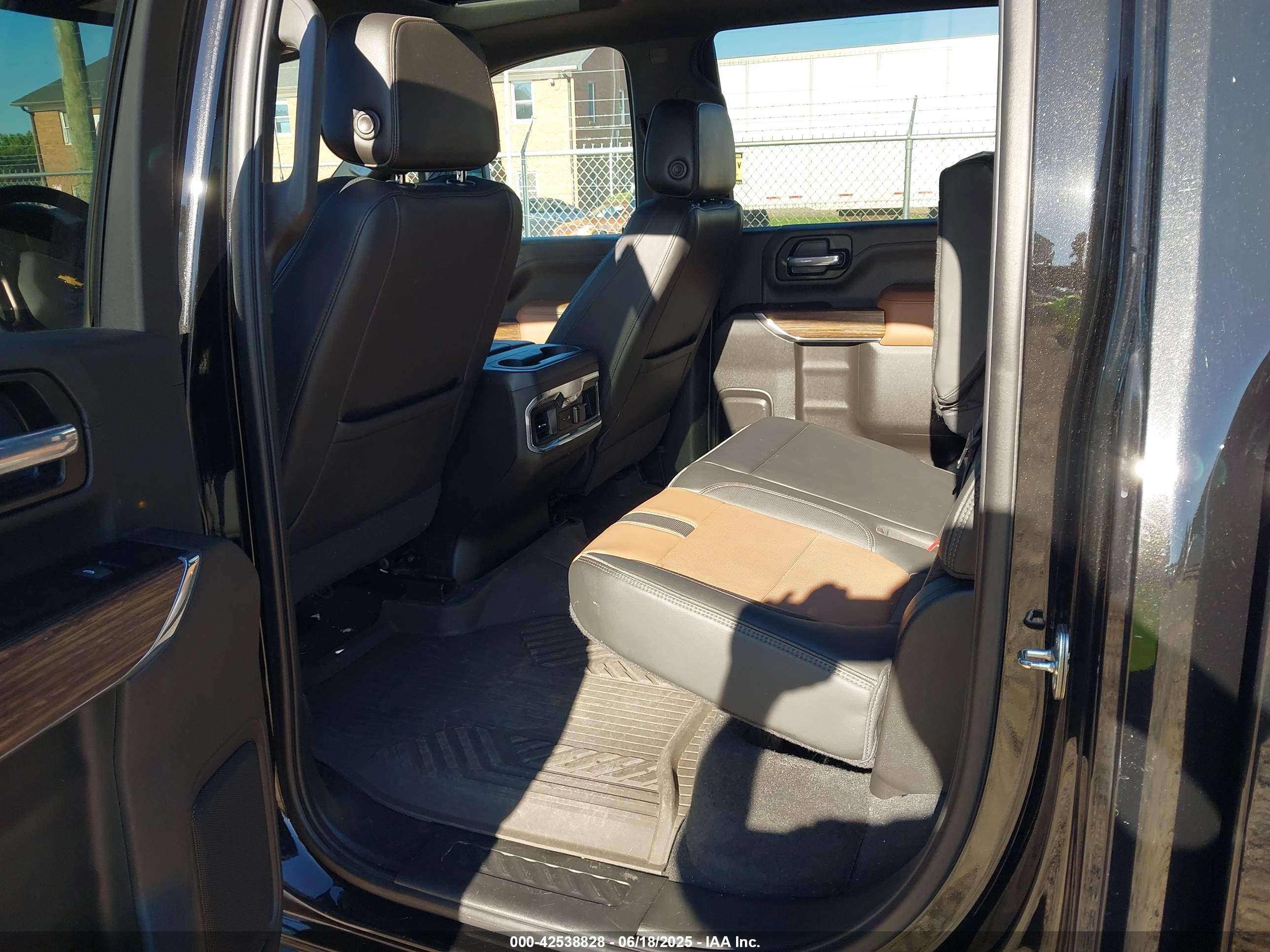 CHEVROLET SILVERADO image 8