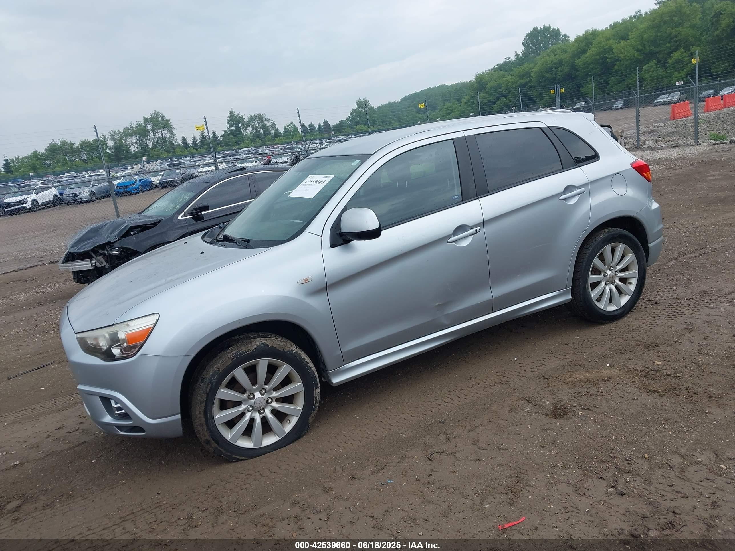 MITSUBISHI OUTLANDER image 2