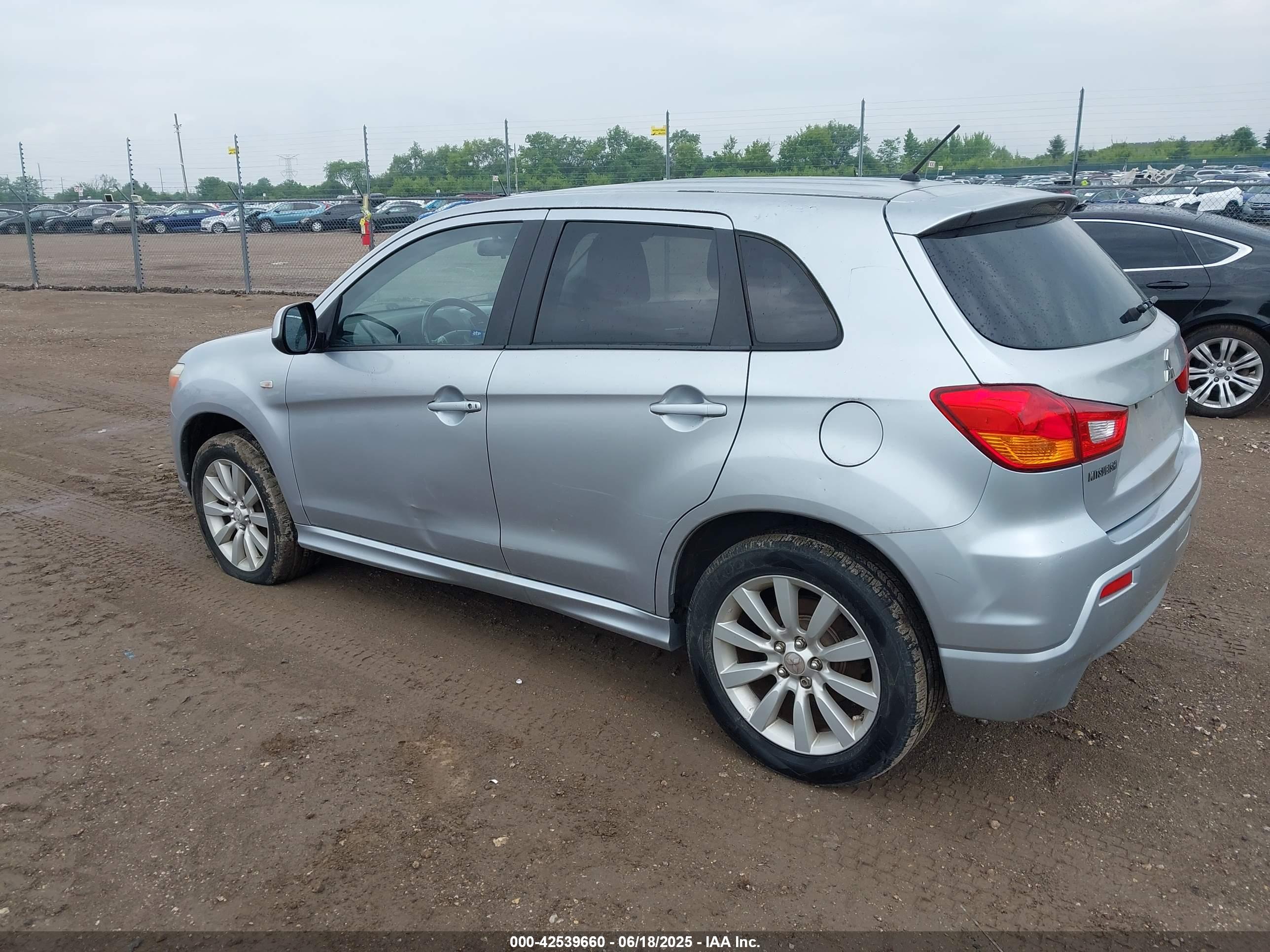 MITSUBISHI OUTLANDER image 3