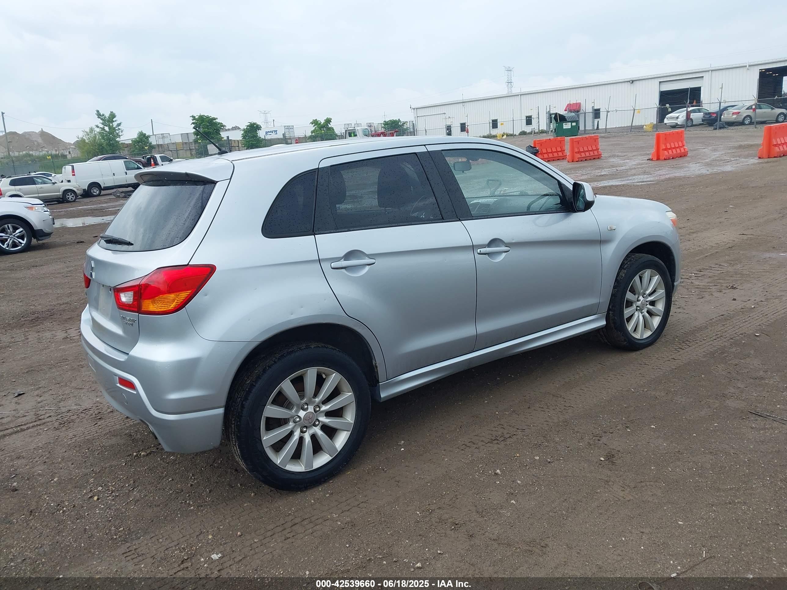 MITSUBISHI OUTLANDER image 4
