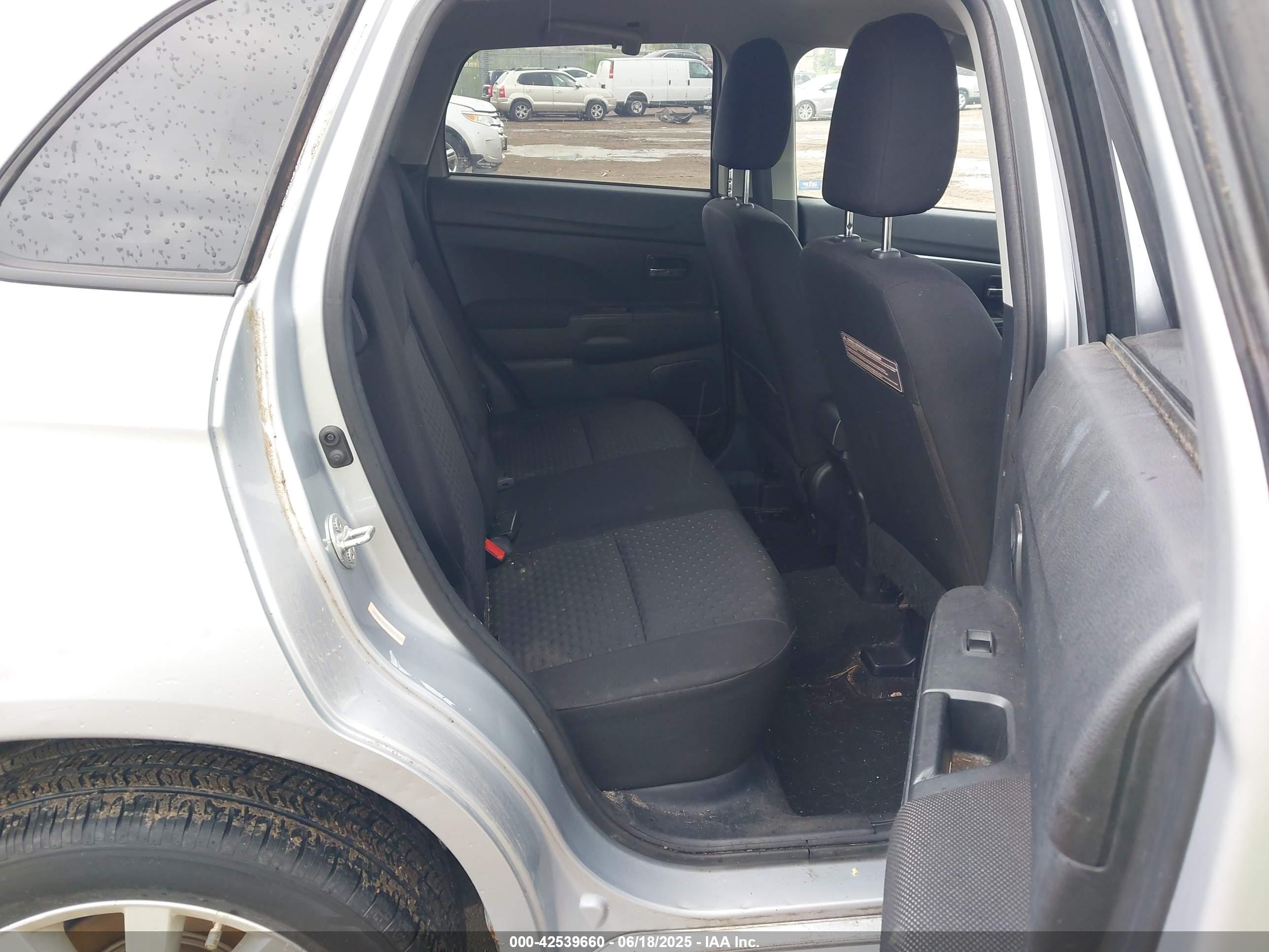 MITSUBISHI OUTLANDER image 8