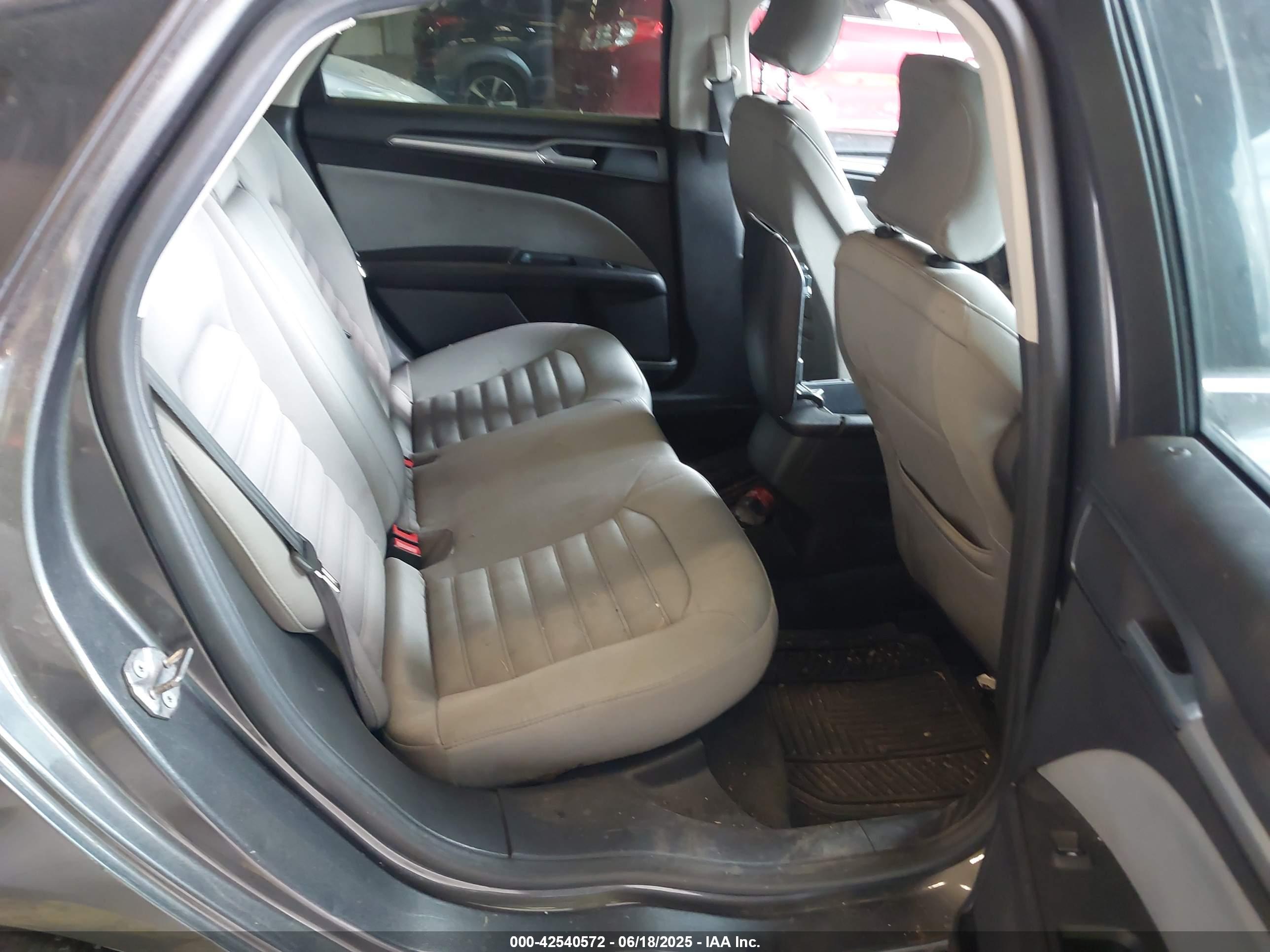 FORD FUSION image 8