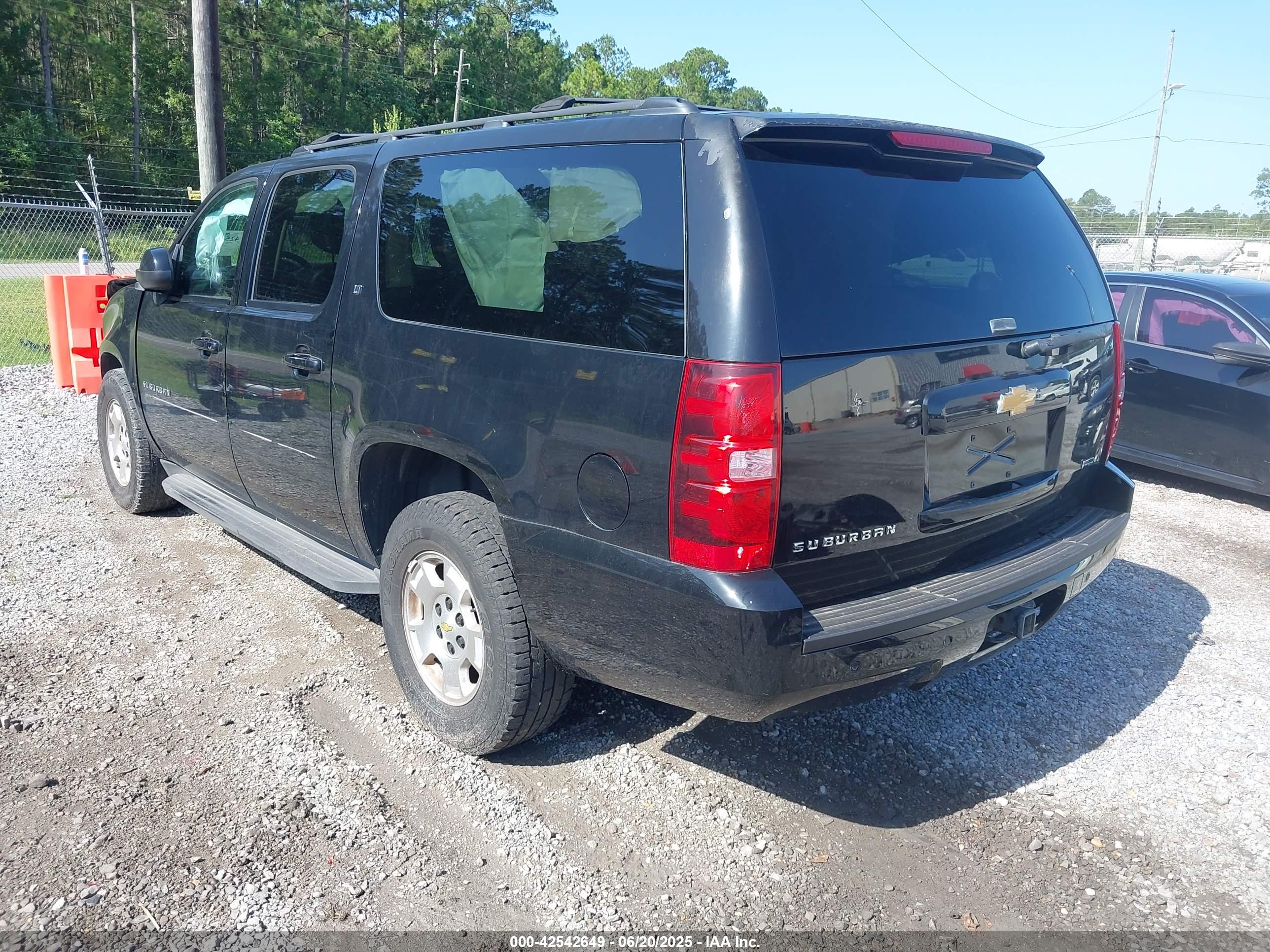 CHEVROLET SUBURBAN image 3