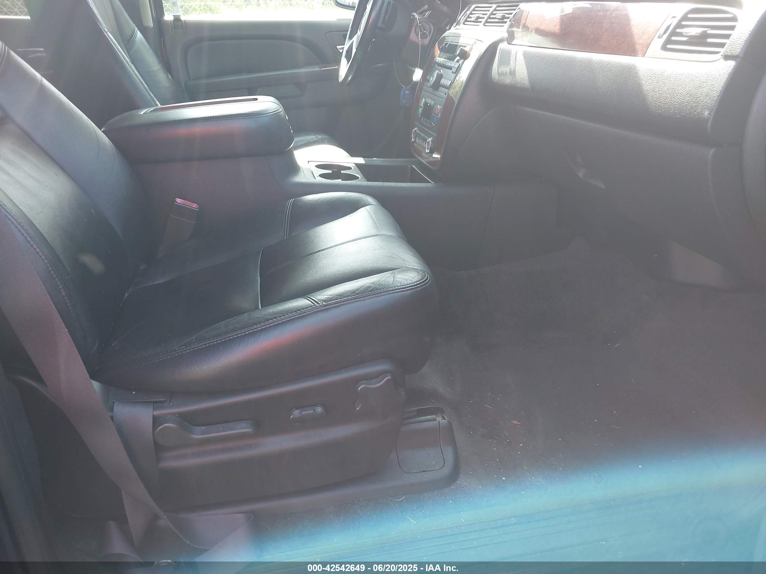 CHEVROLET SUBURBAN image 5