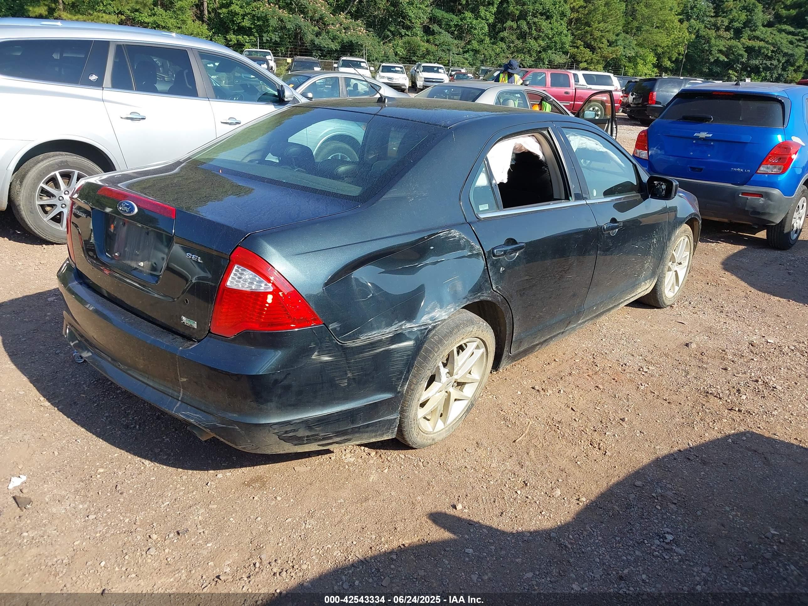 FORD FUSION image 4