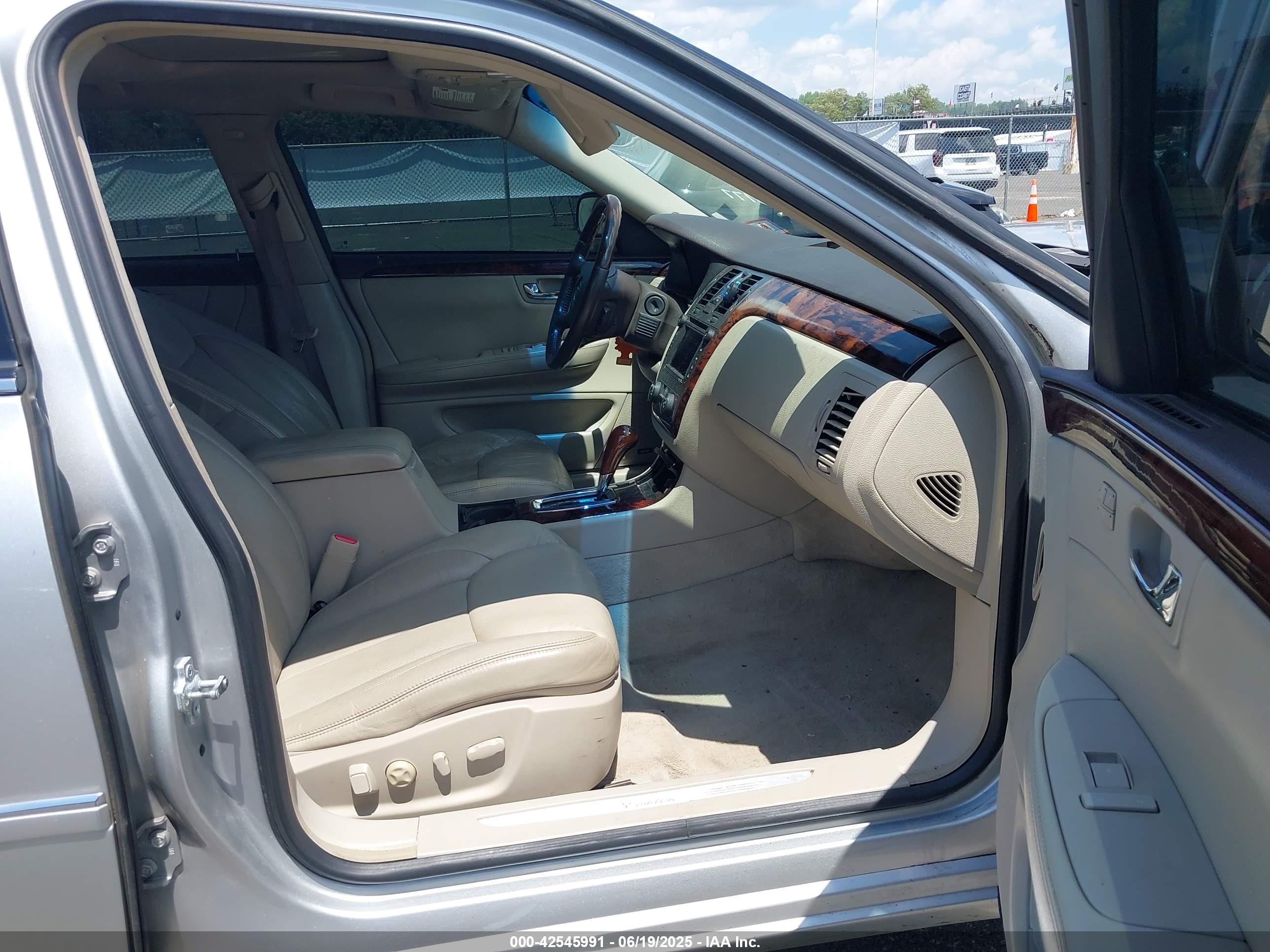 CADILLAC DTS image 5