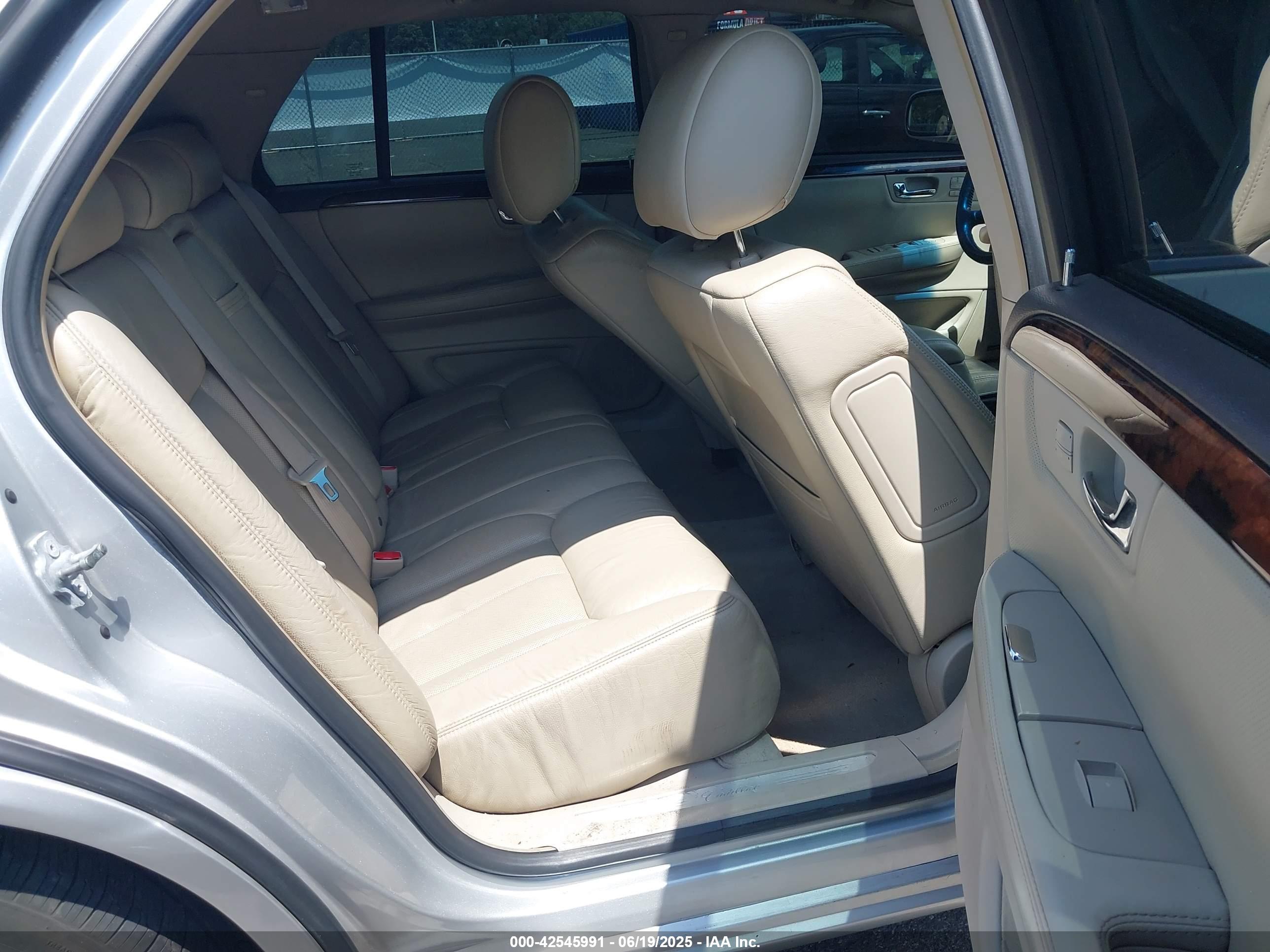 CADILLAC DTS image 8