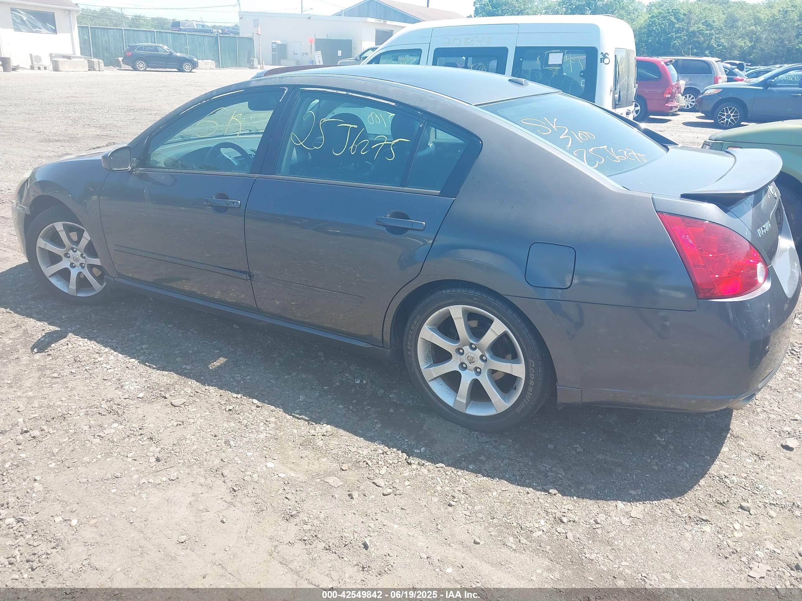 NISSAN MAXIMA image 3