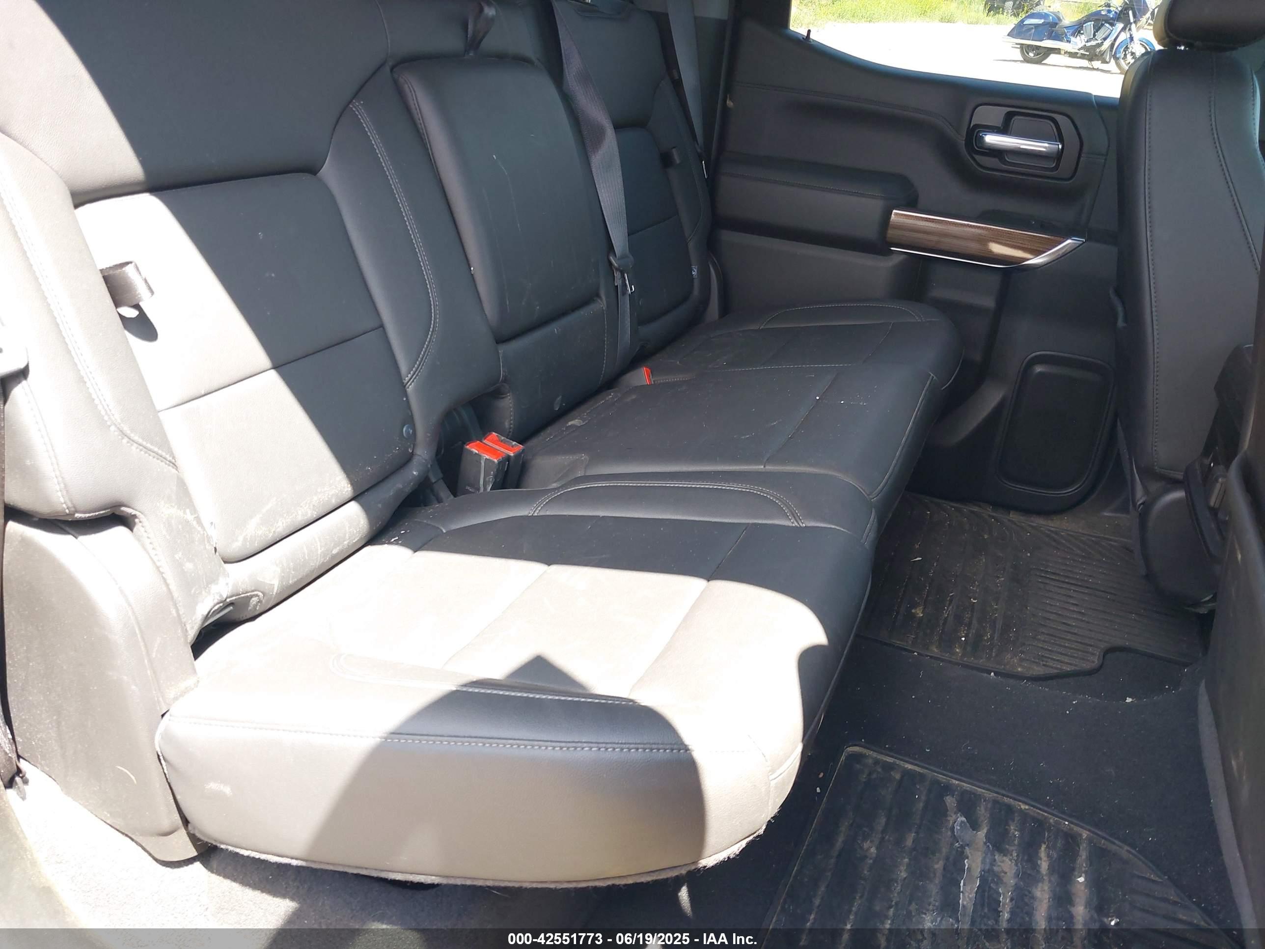 CHEVROLET SILVERADO image 8
