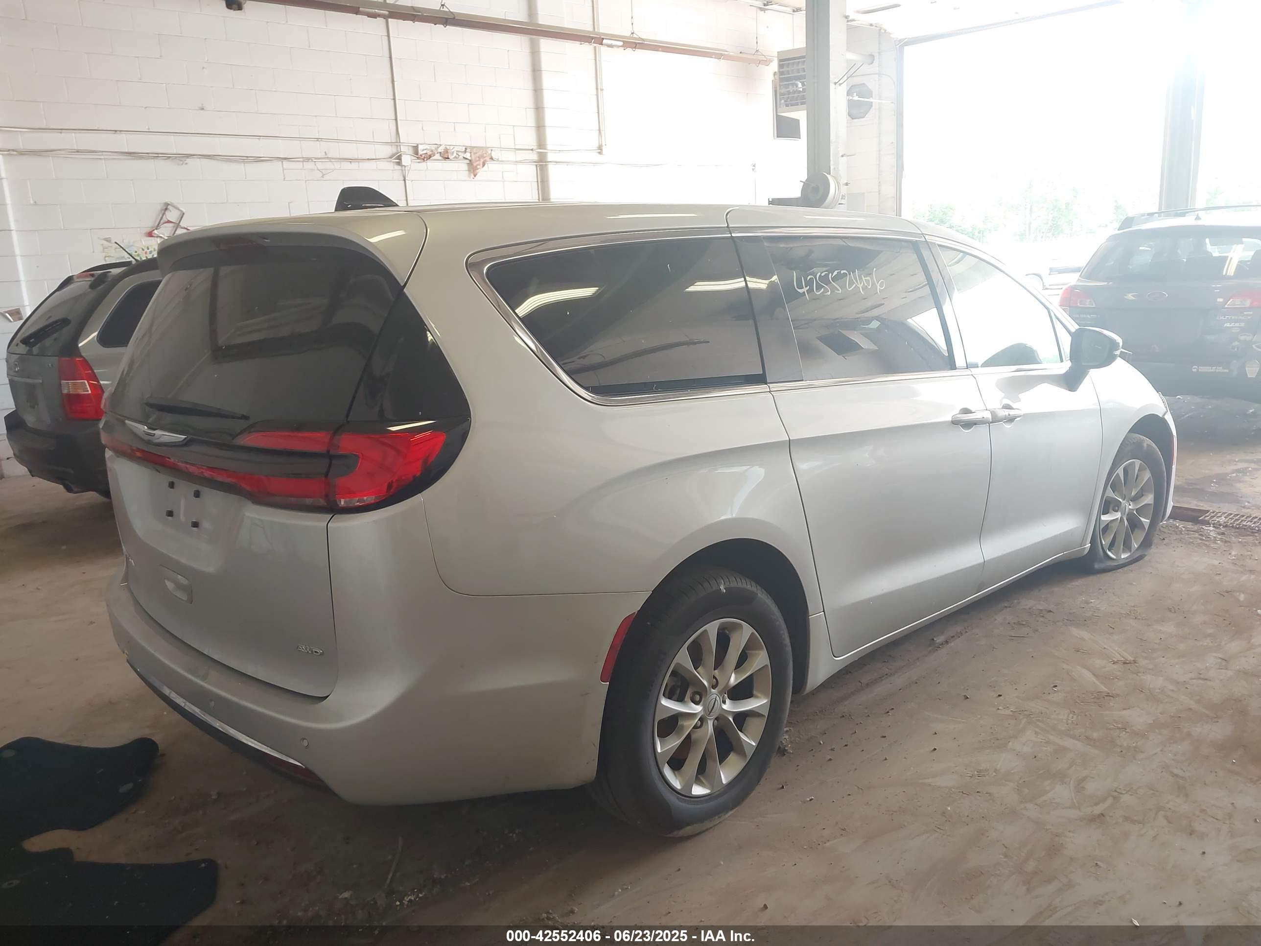 CHRYSLER PACIFICA image 4