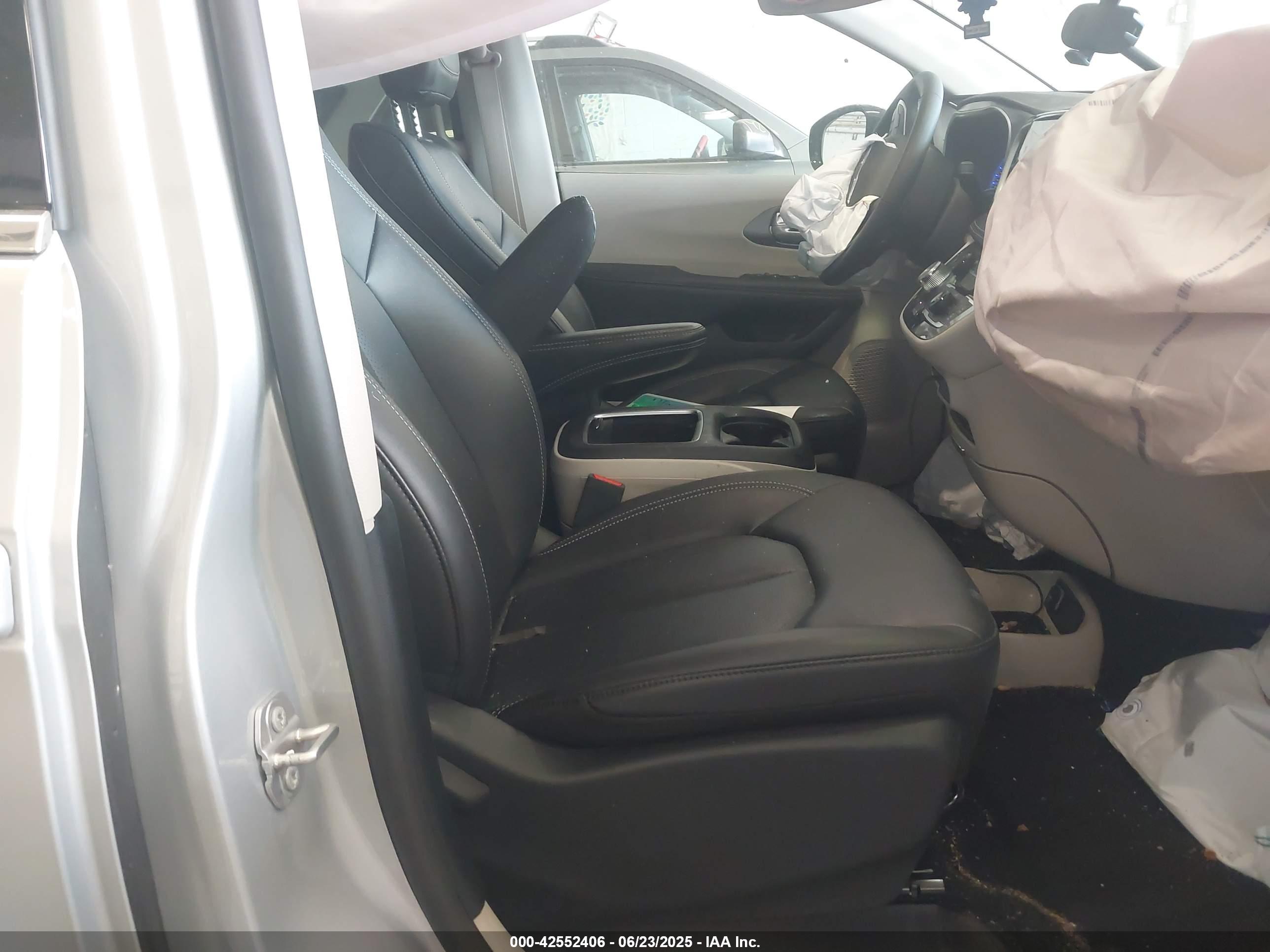 CHRYSLER PACIFICA image 5