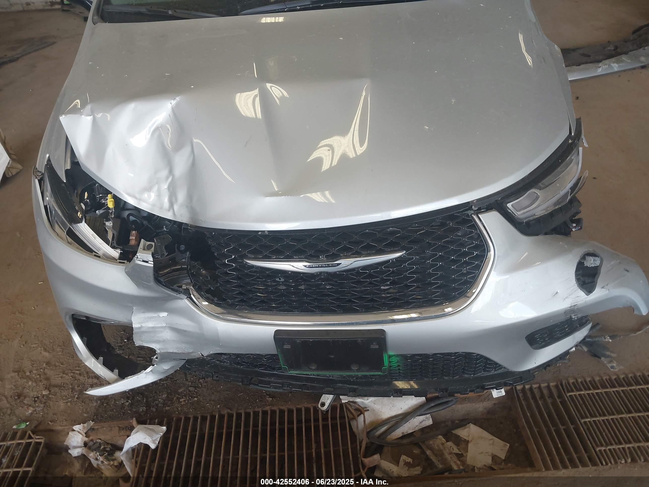 CHRYSLER PACIFICA image 6