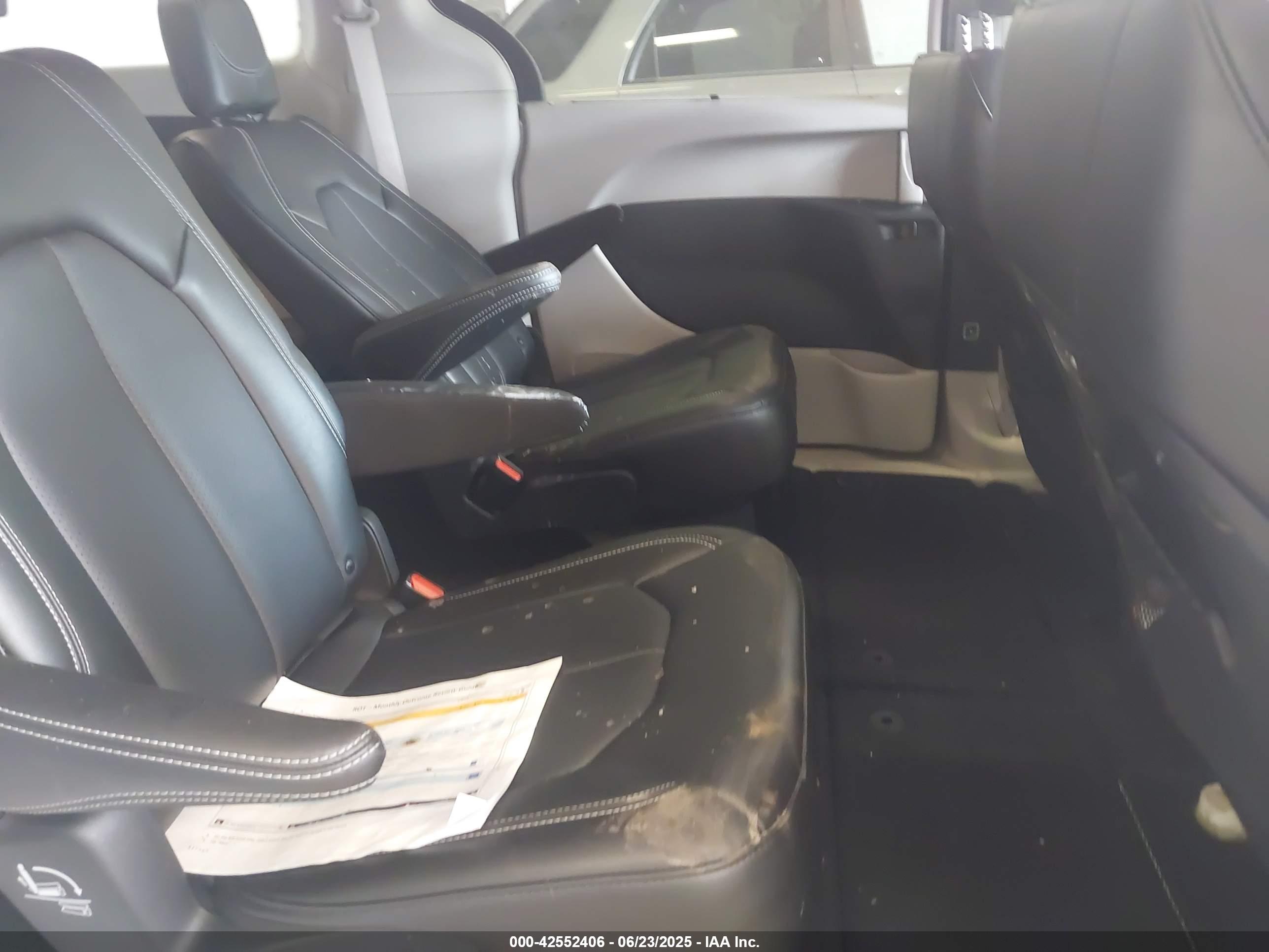 CHRYSLER PACIFICA image 8