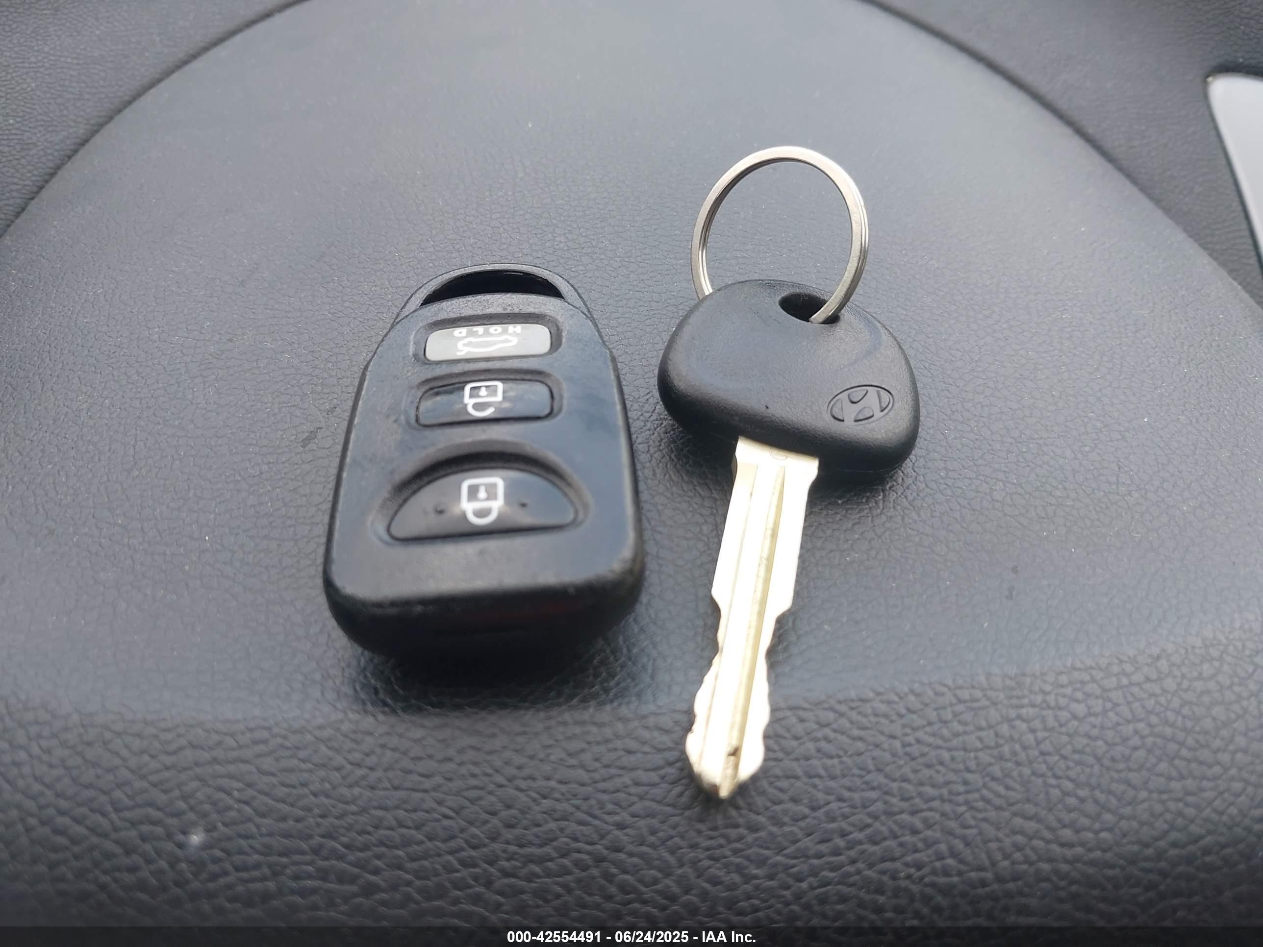 HYUNDAI ELANTRA image 11