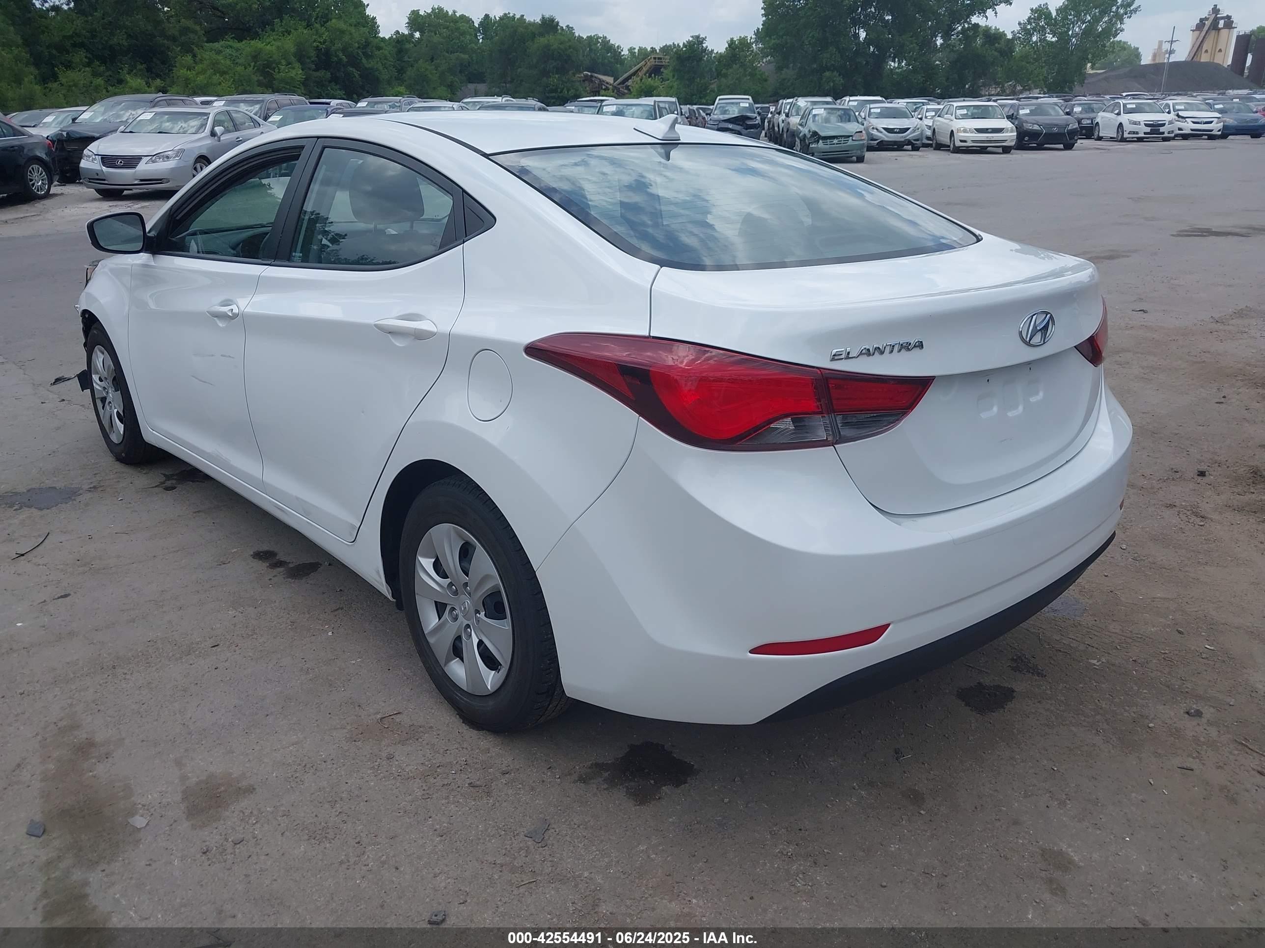 HYUNDAI ELANTRA image 3