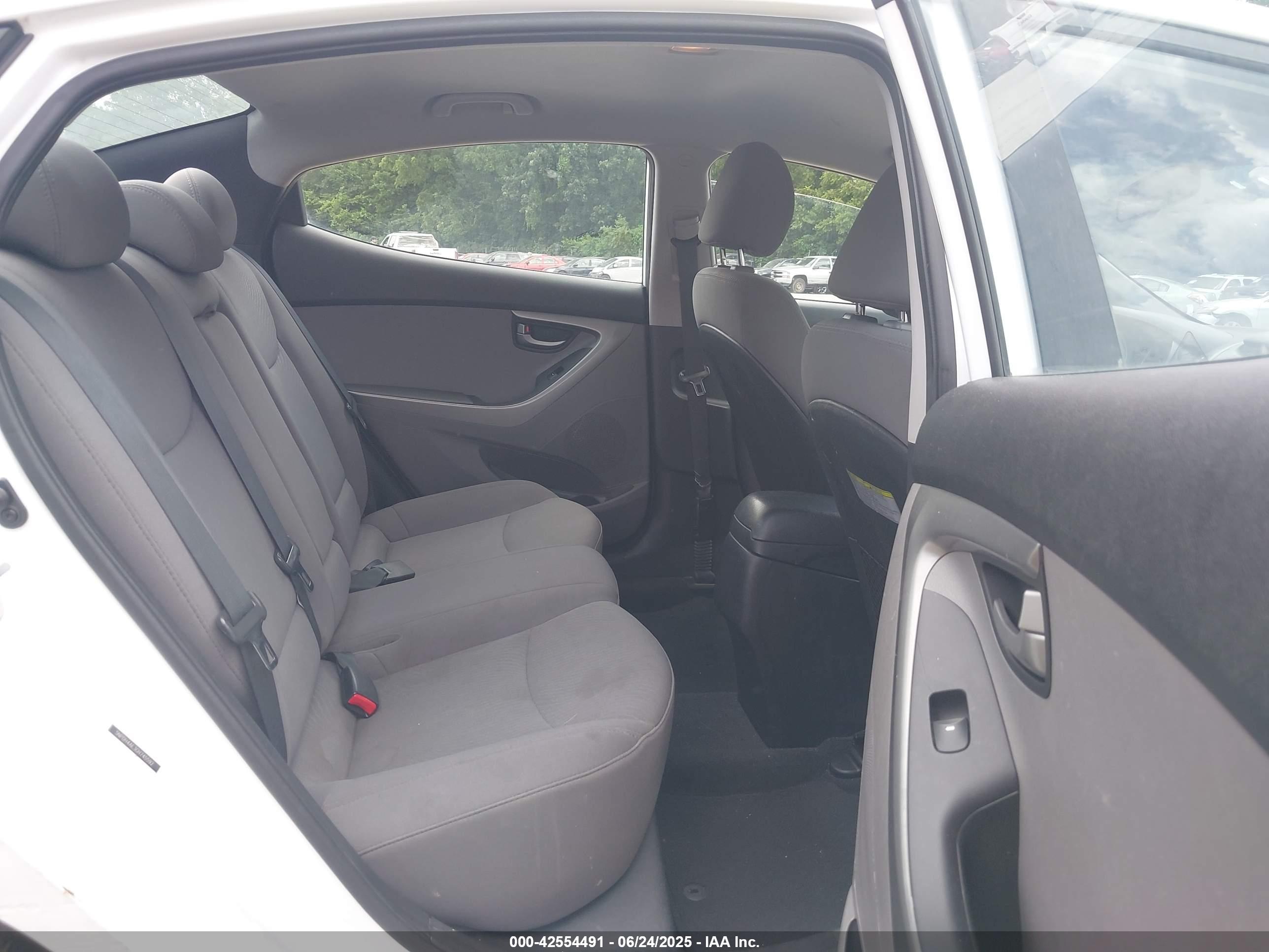 HYUNDAI ELANTRA image 8