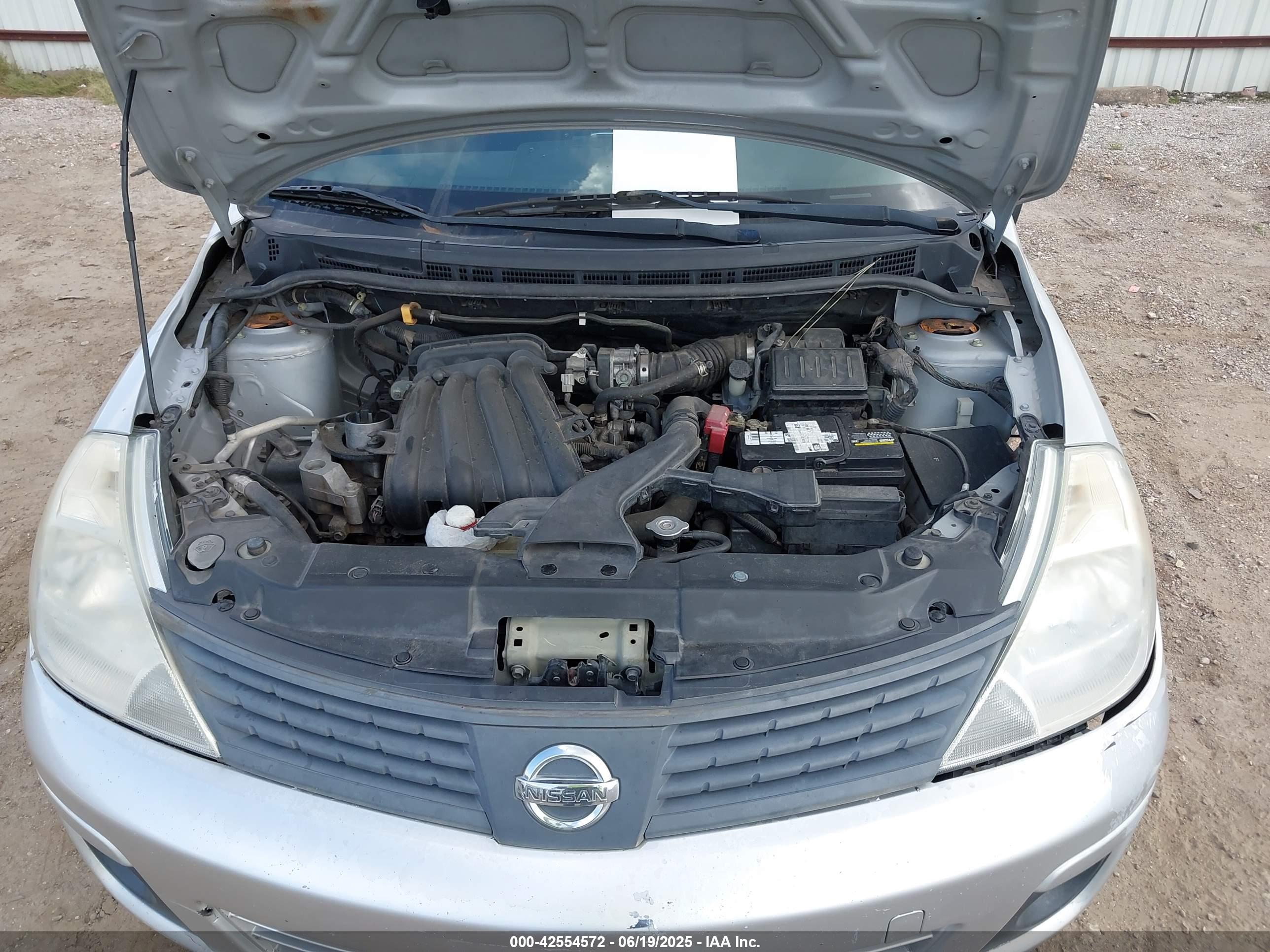 NISSAN VERSA image 10