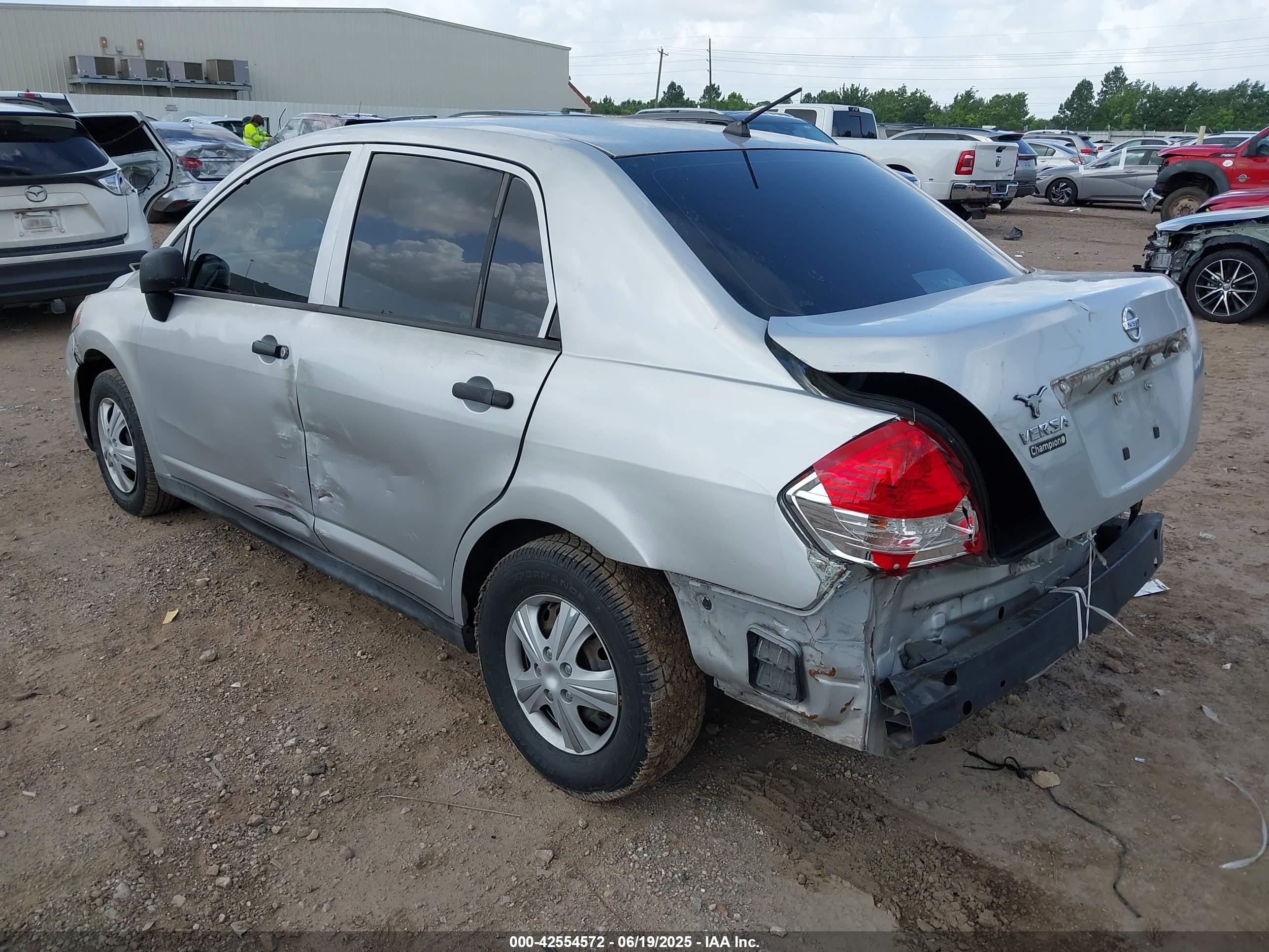 NISSAN VERSA image 3
