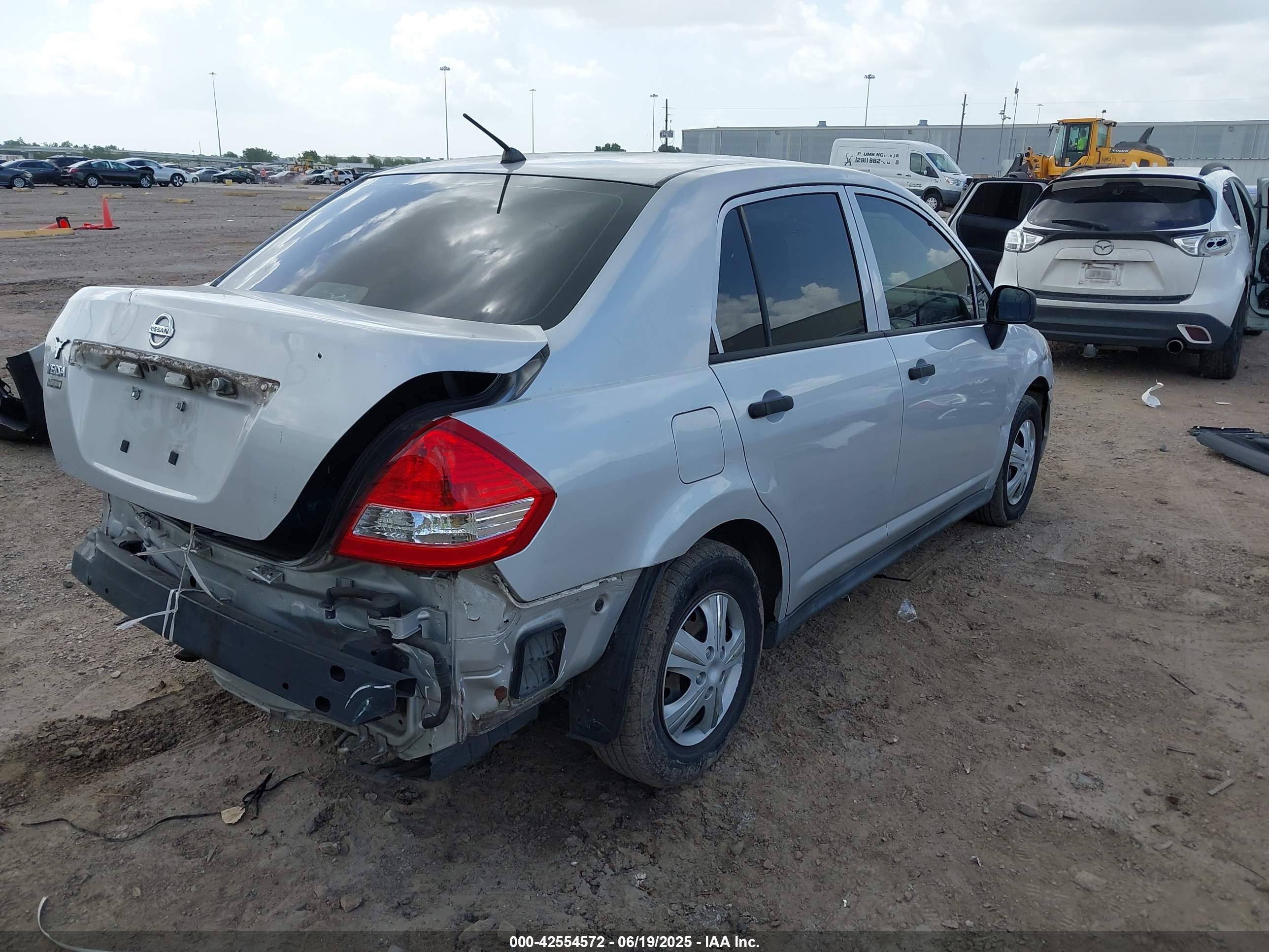 NISSAN VERSA image 4