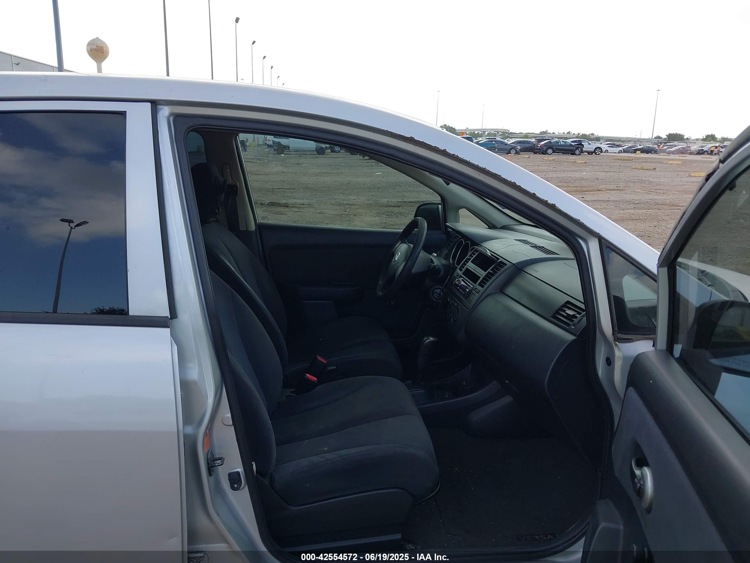 NISSAN VERSA image 5