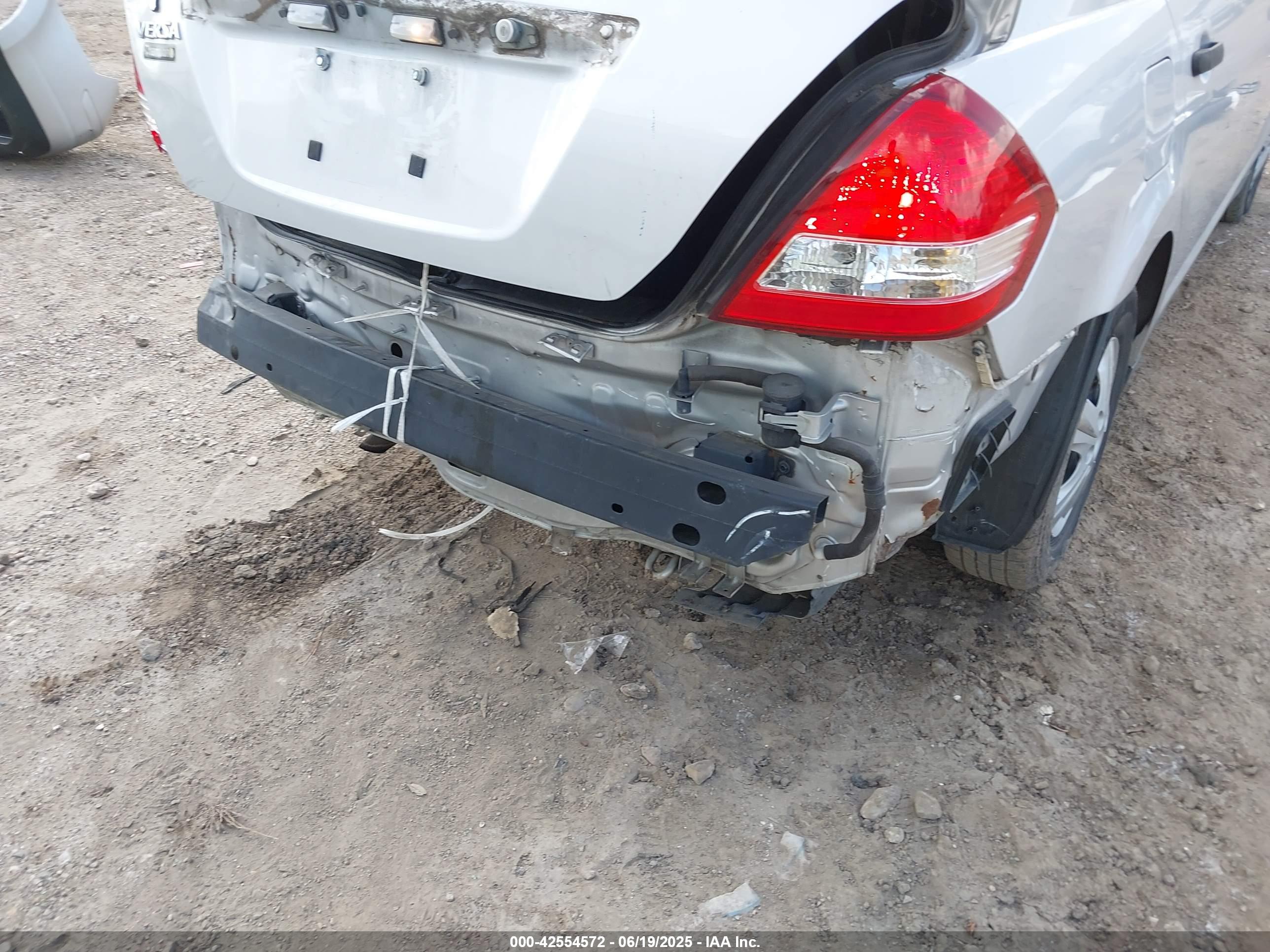 NISSAN VERSA image 6