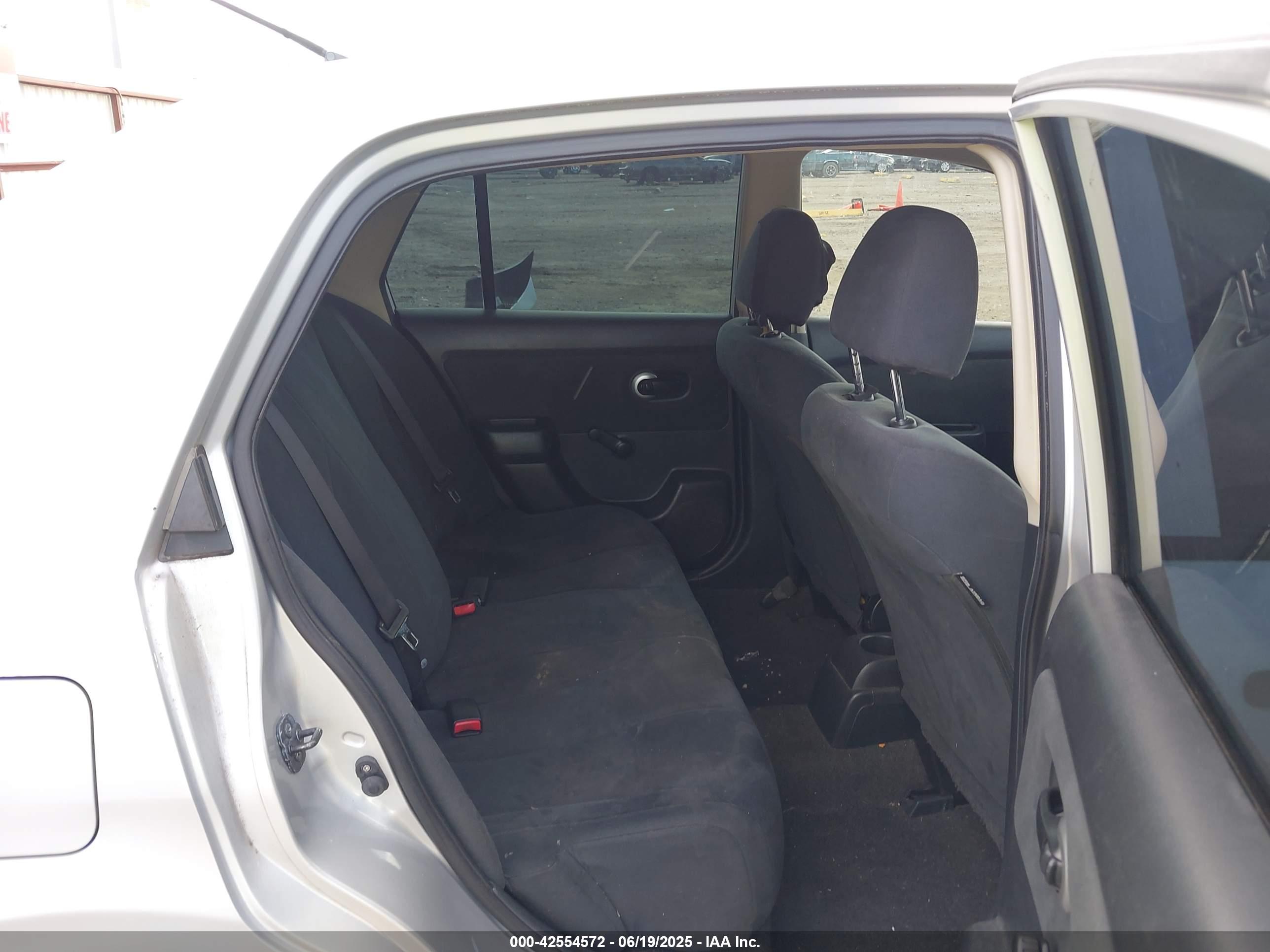 NISSAN VERSA image 8