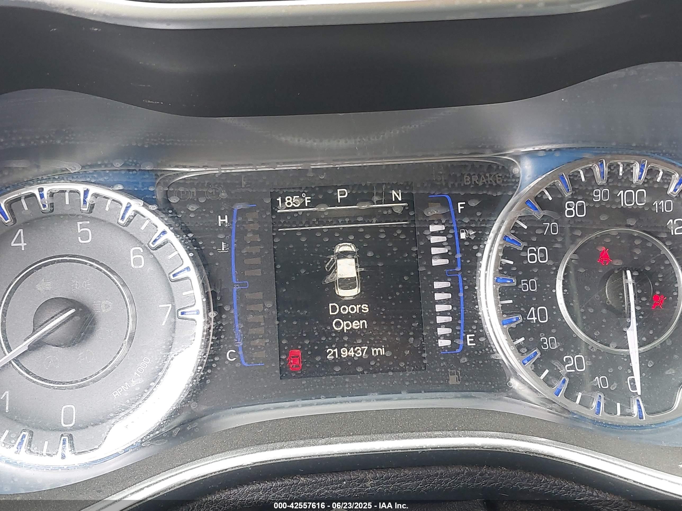 CHRYSLER 200 image 7