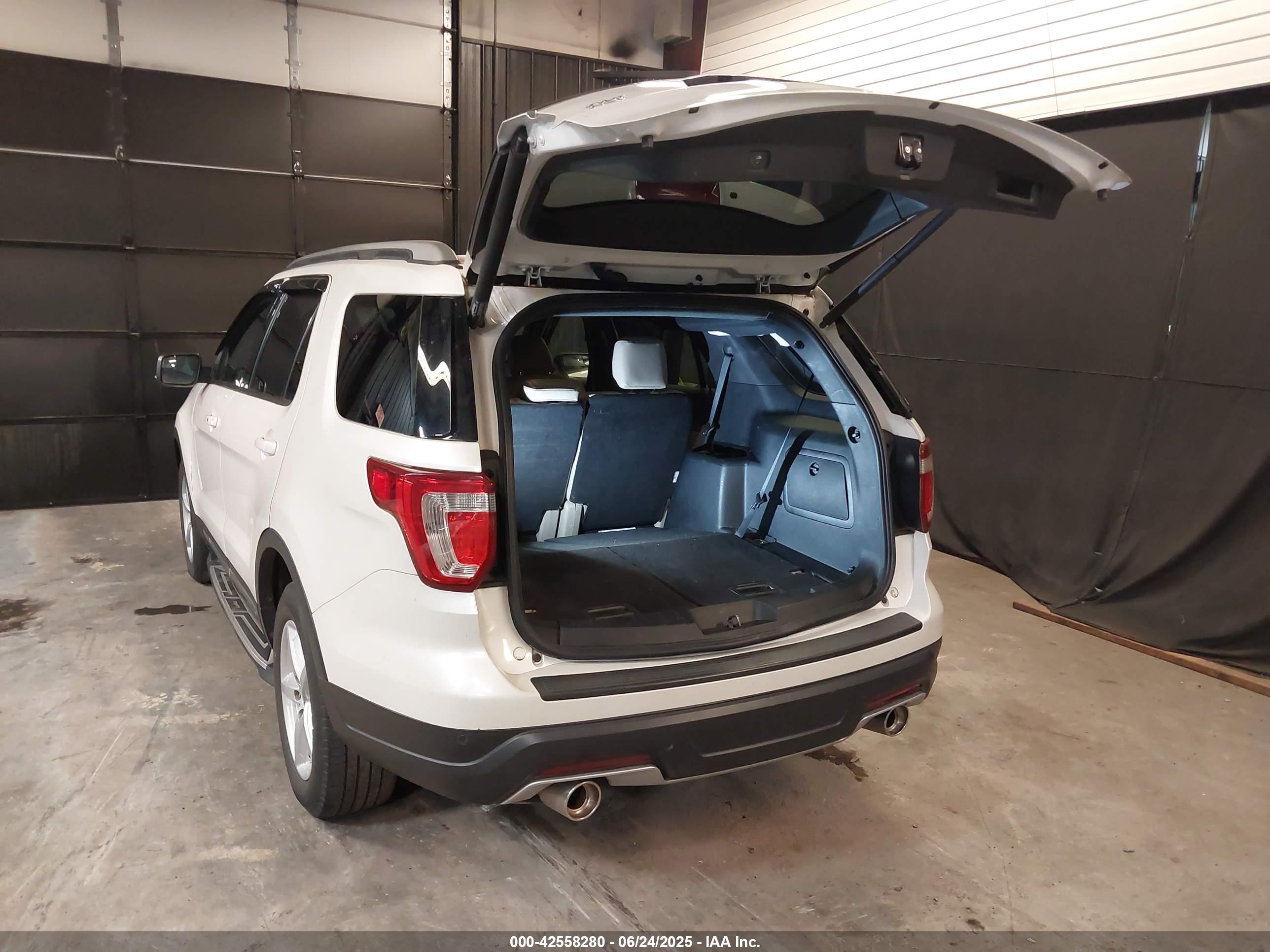 FORD EXPLORER image 3