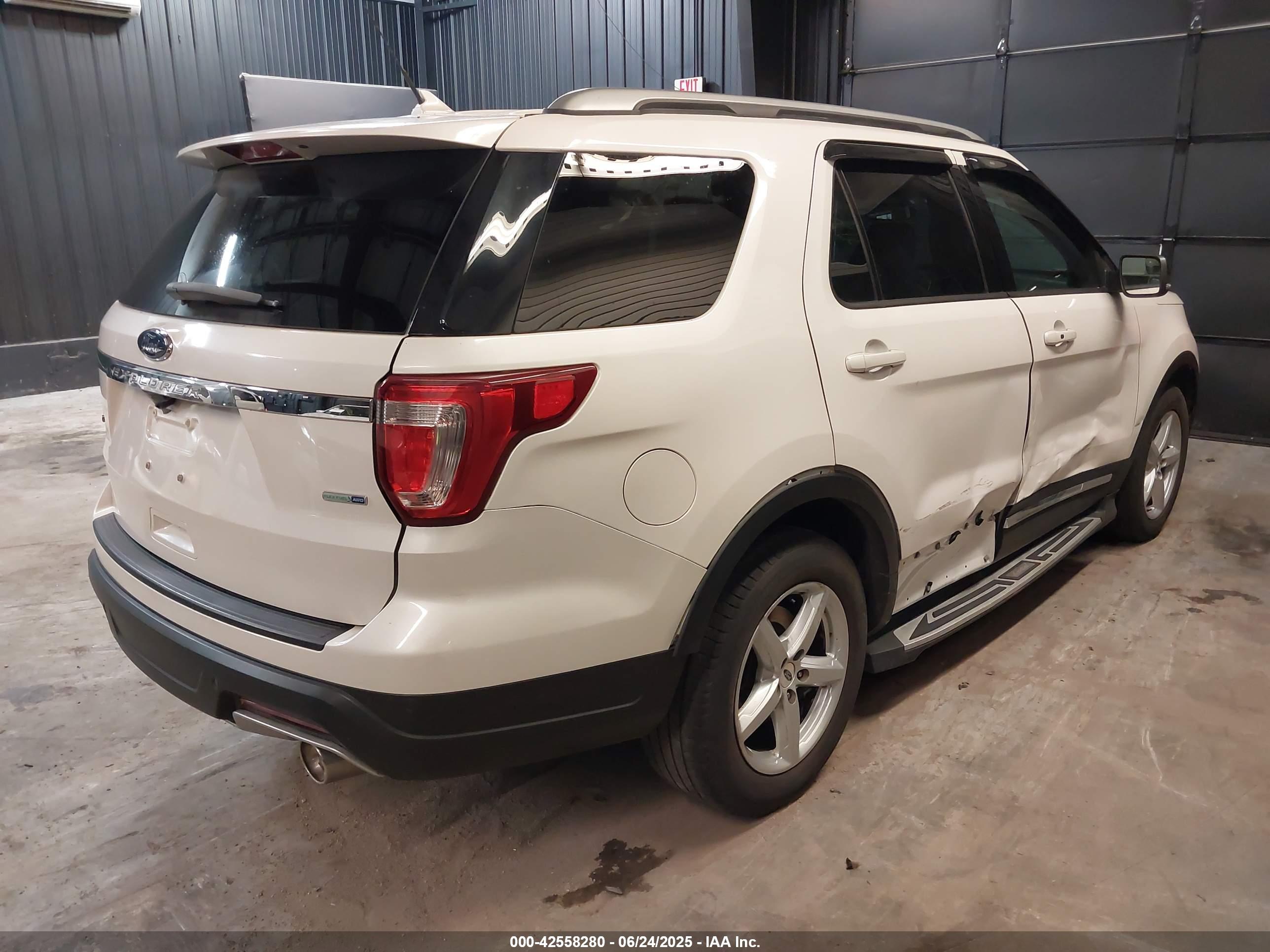 FORD EXPLORER image 4