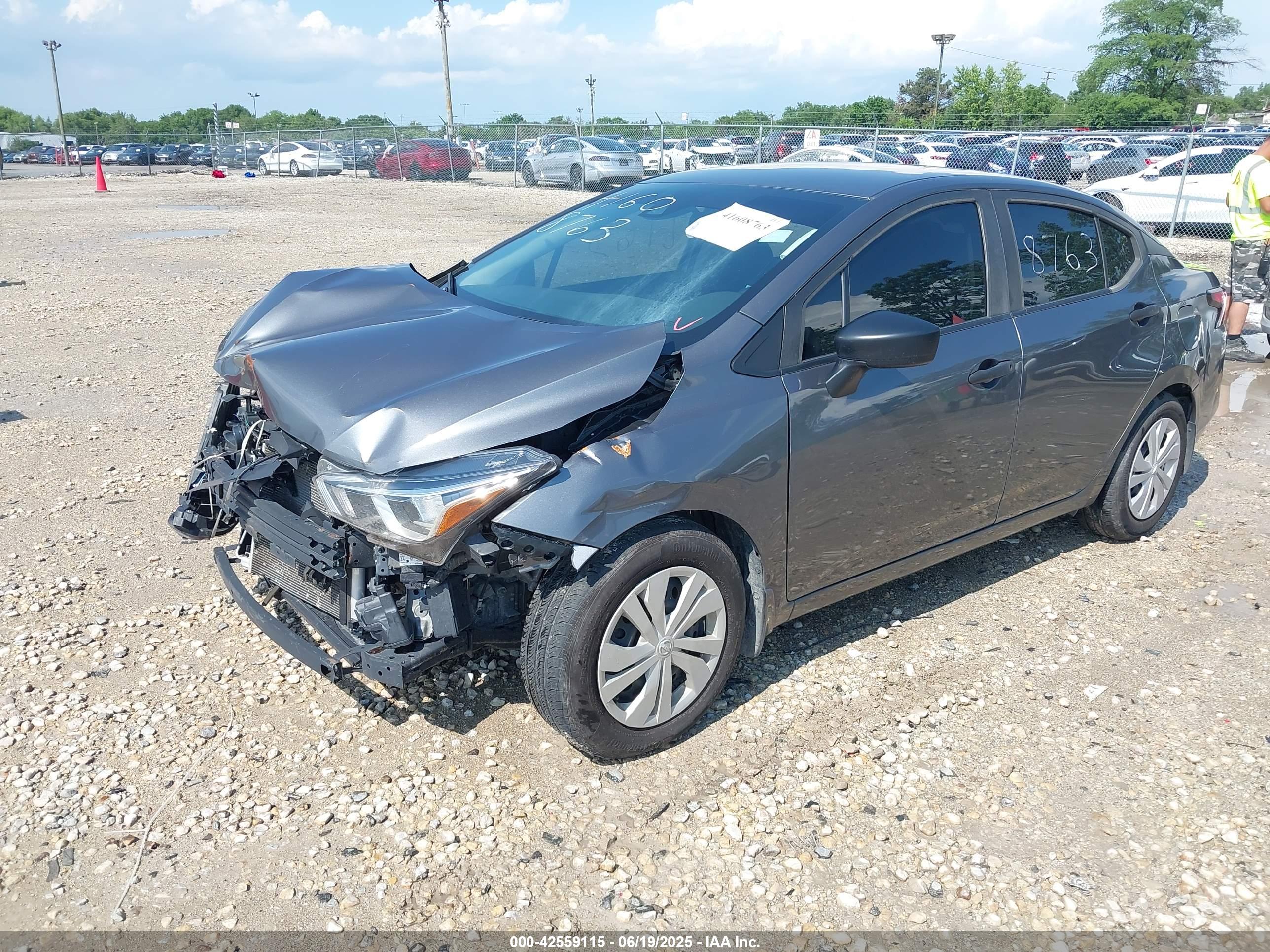 NISSAN VERSA image 2
