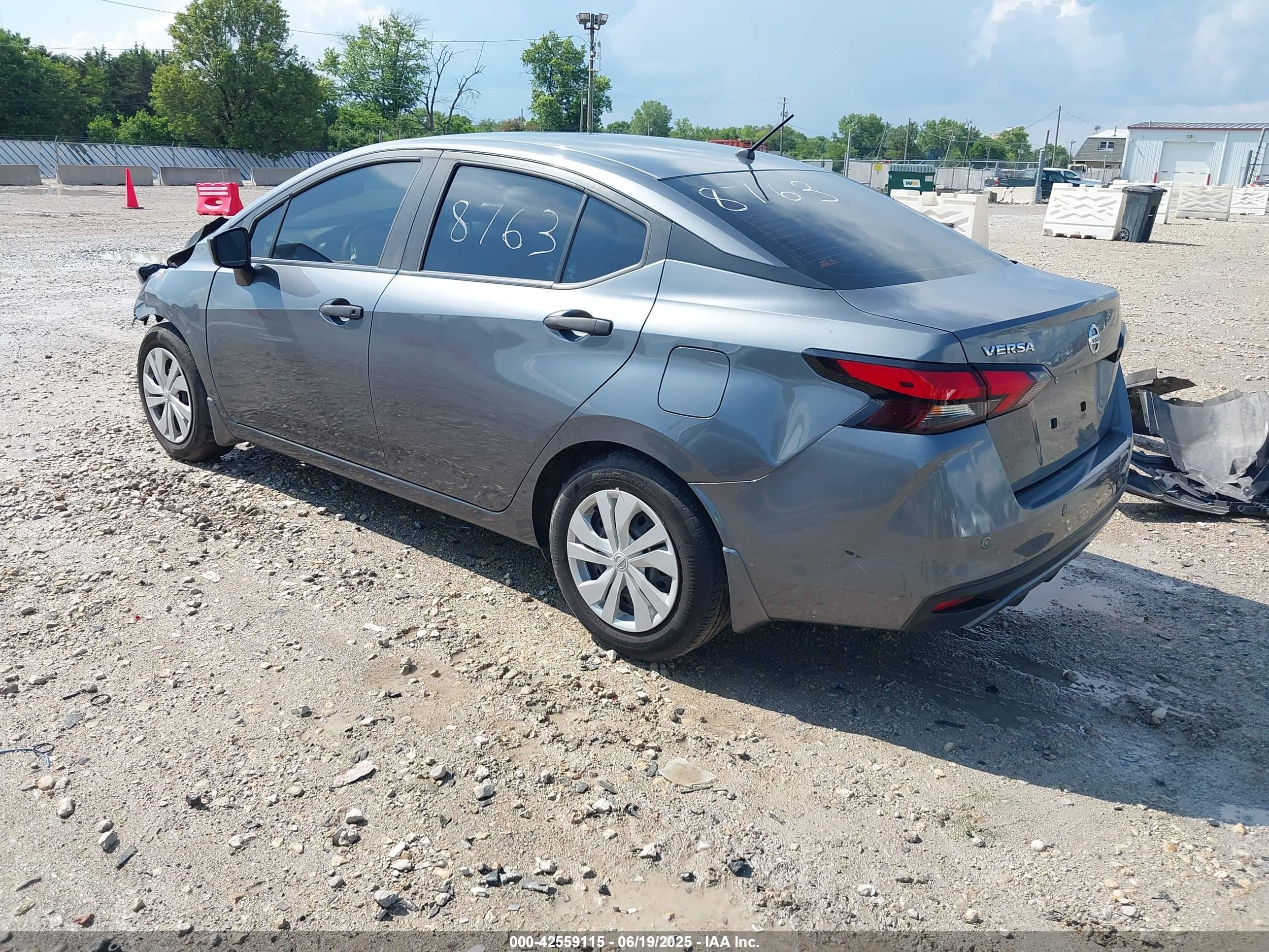 NISSAN VERSA image 3