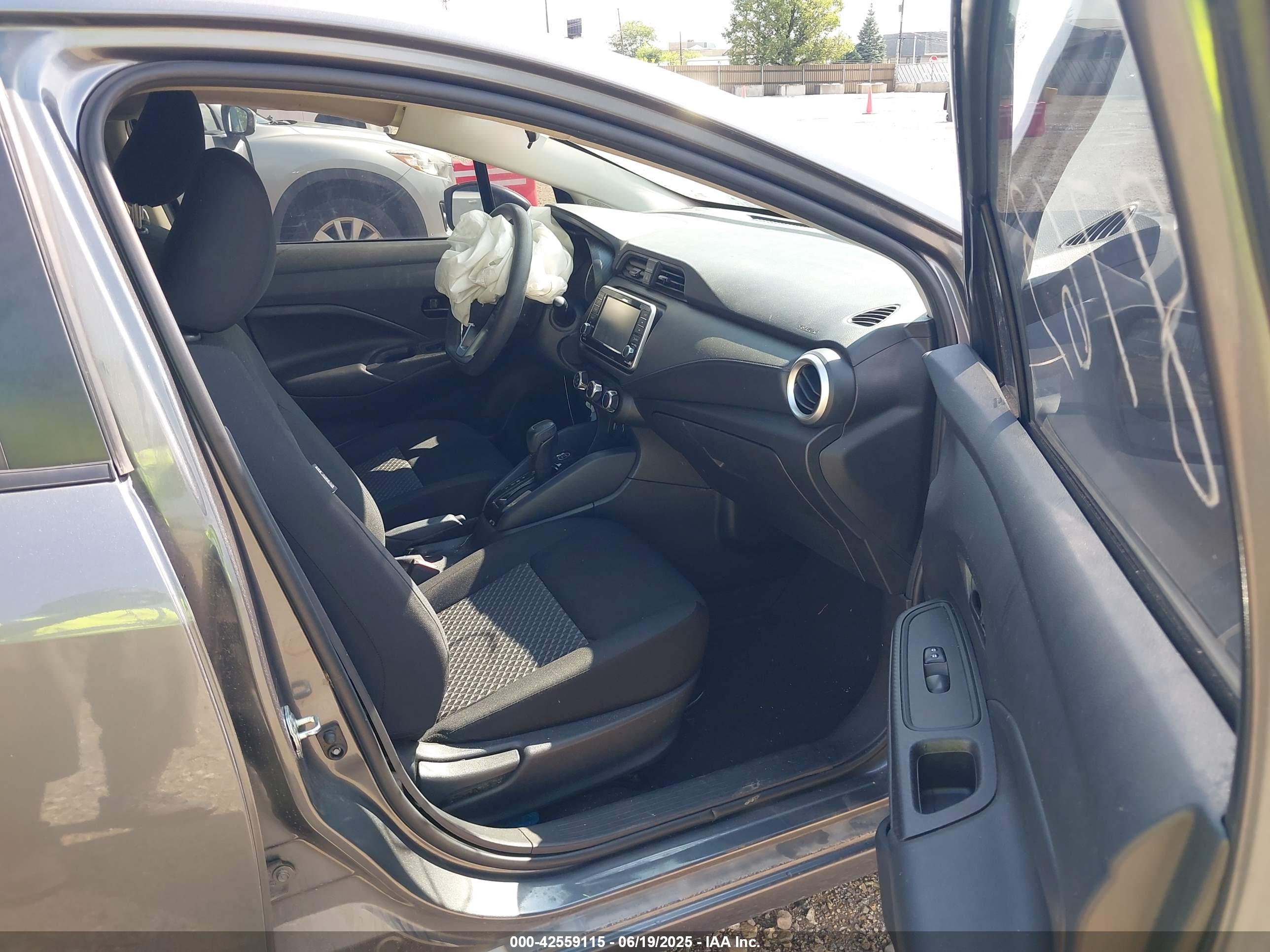 NISSAN VERSA image 5