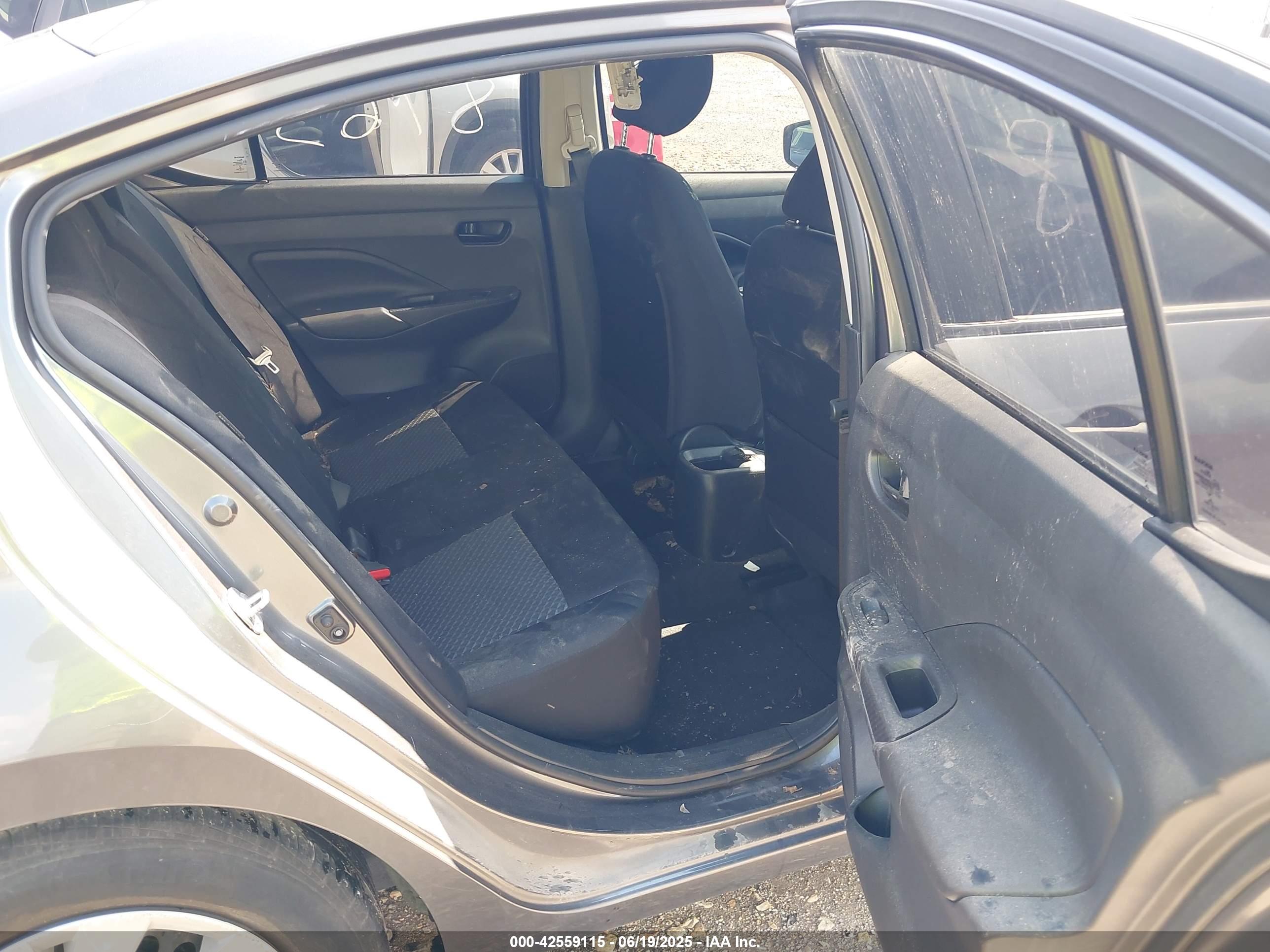 NISSAN VERSA image 8